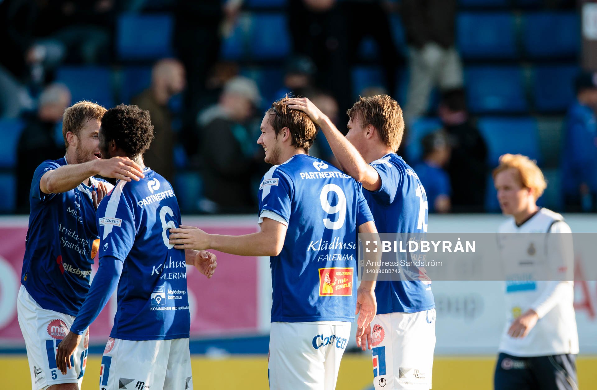 Åtvidabergs Victor Sköld (m) firar segern med lagkamrater