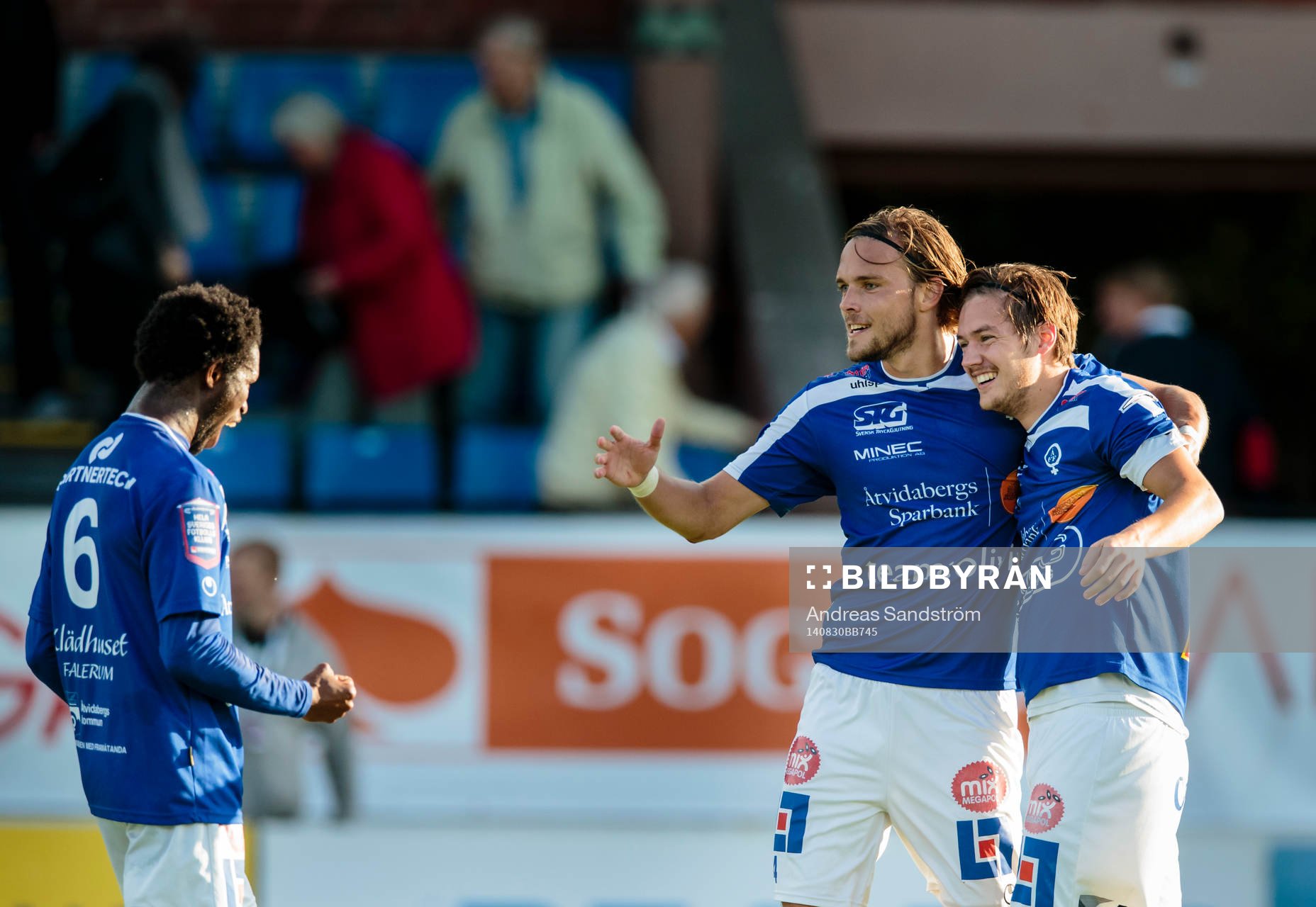 Åtvidabergs Victor Sköld (h) firar segern med Mohammed