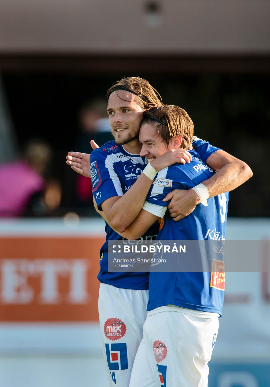 Åtvidabergs Victor Sköld (h) omfamnas av Tom Pettersson