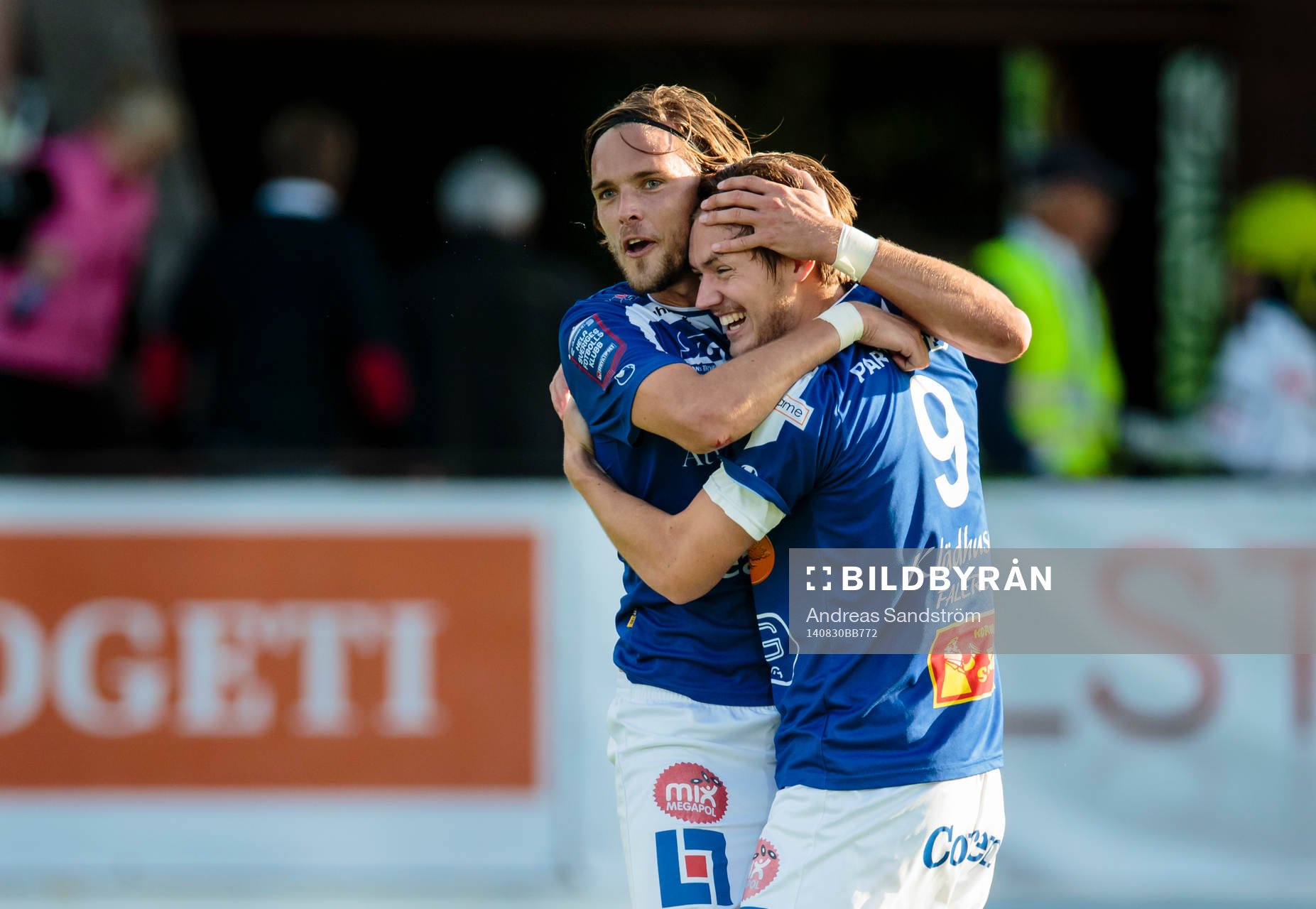 Åtvidabergs Victor Sköld (h) omfamnas av Tom Pettersson