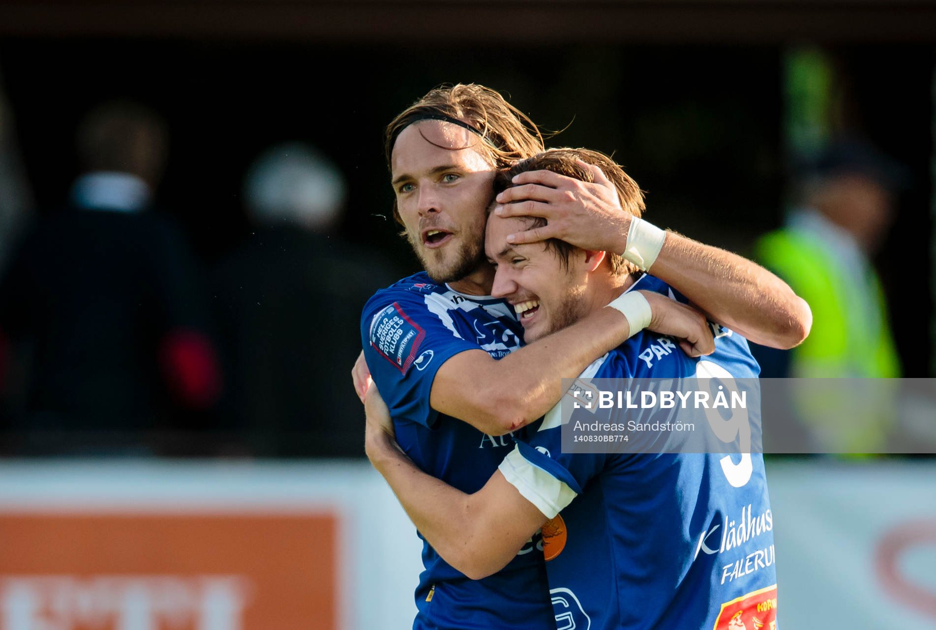 Åtvidabergs Victor Sköld (h) omfamnas av Tom Pettersson