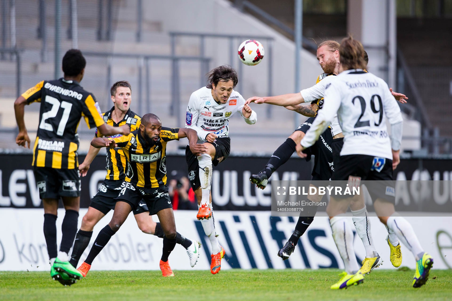 Mjällbys Daniel Ivanovski nickar bort bollen