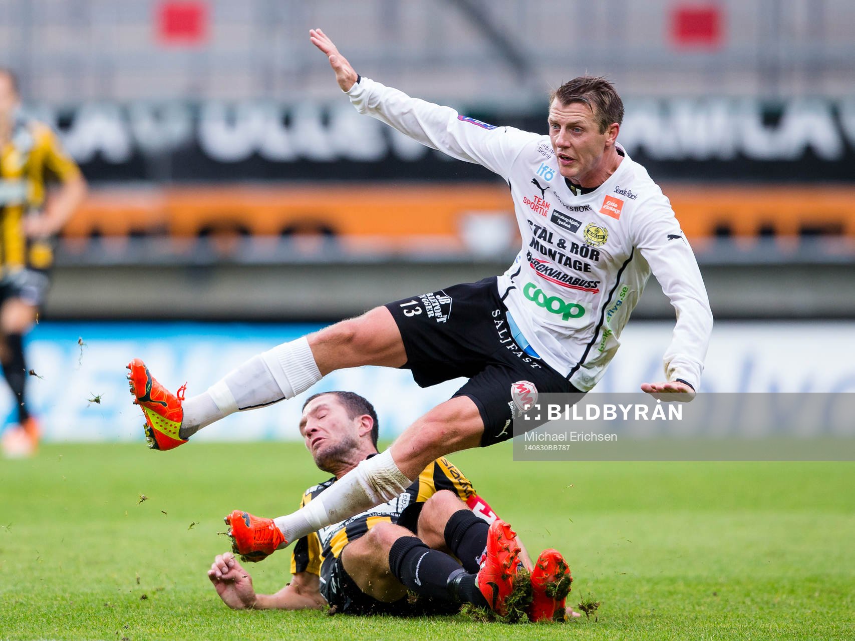 Mjällbys Daniel Nilsson faller