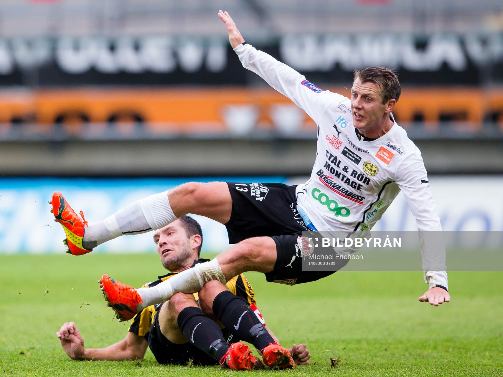 Mjällbys Daniel Nilsson faller