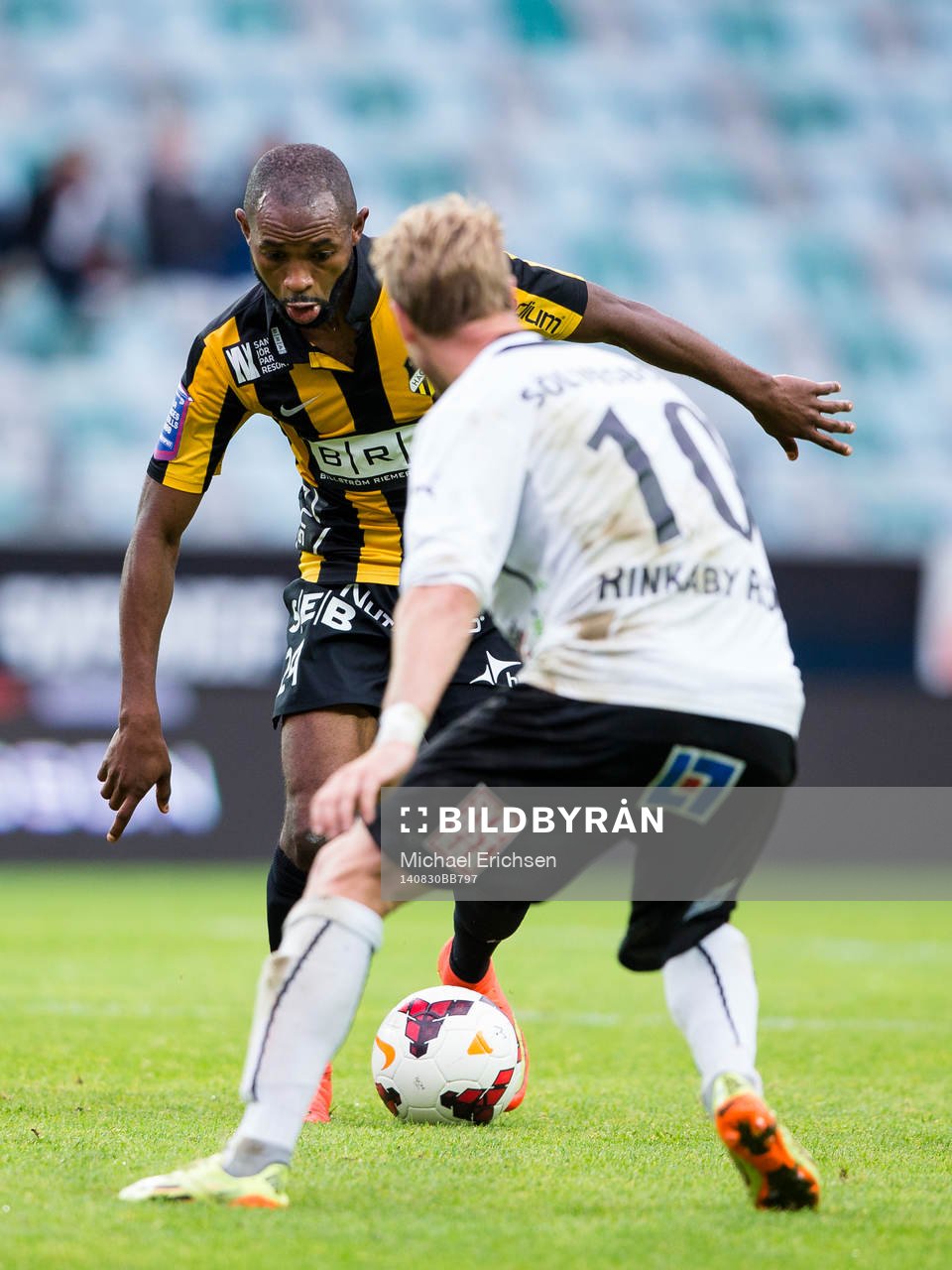 Häckens Rene Makondele mot Mjällbys Christian Wilhelmsson