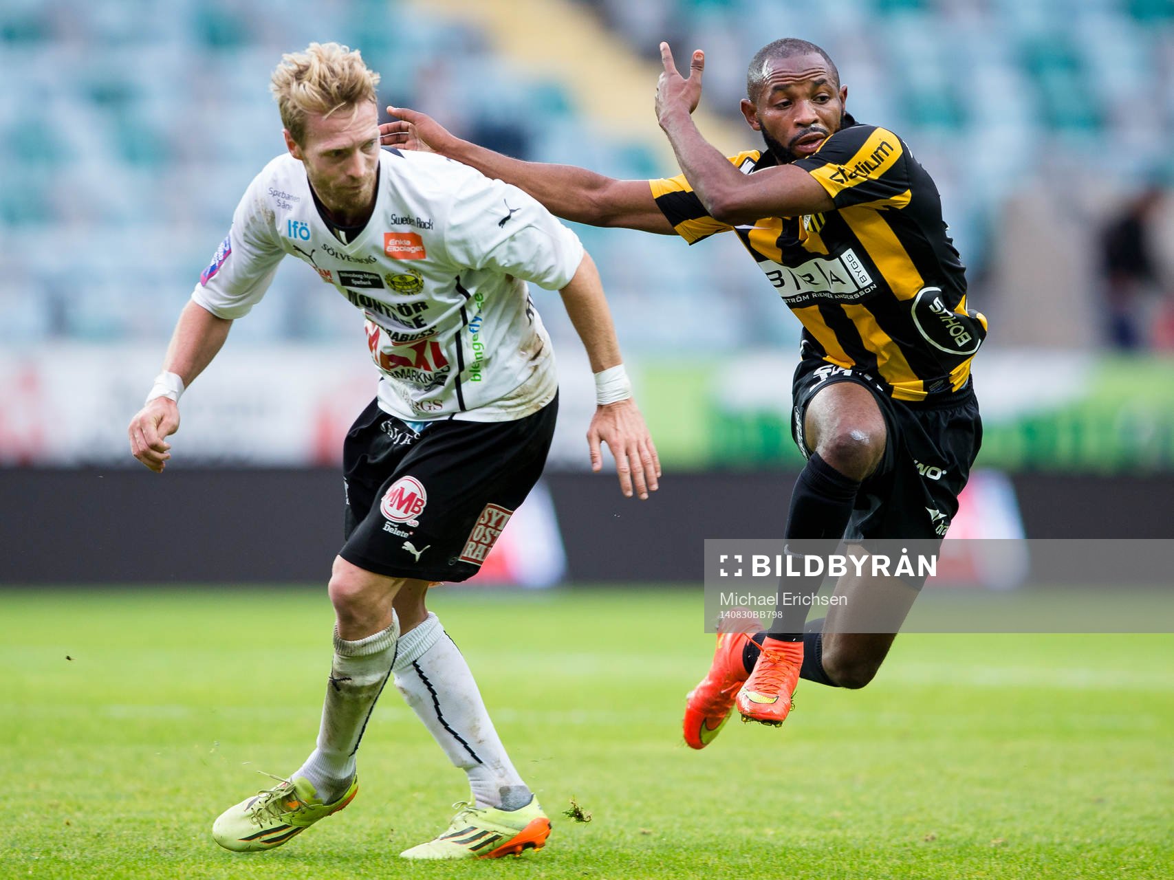 Häckens Rene Makondele mot Mjällbys Christian Wilhelmsson