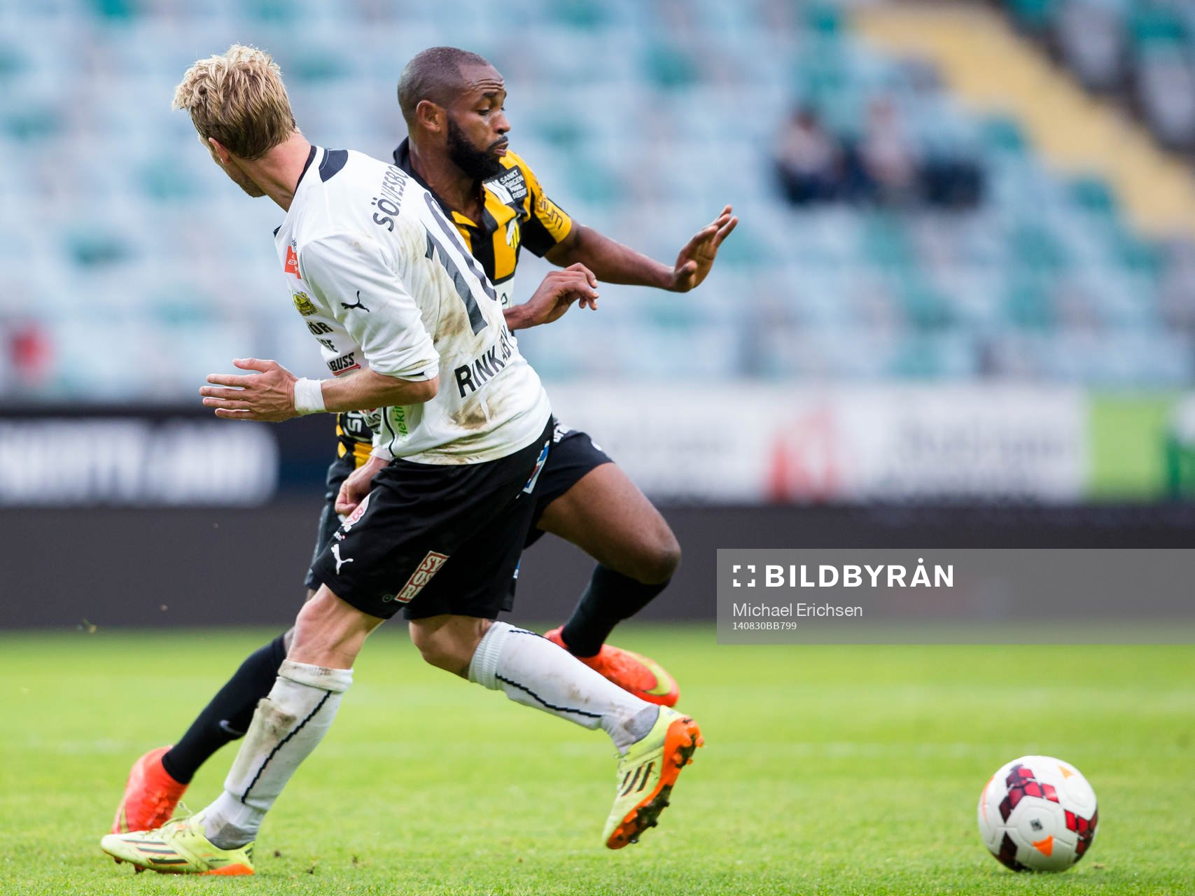 Häckens Rene Makondele mot Mjällbys Christian Wilhelmsson