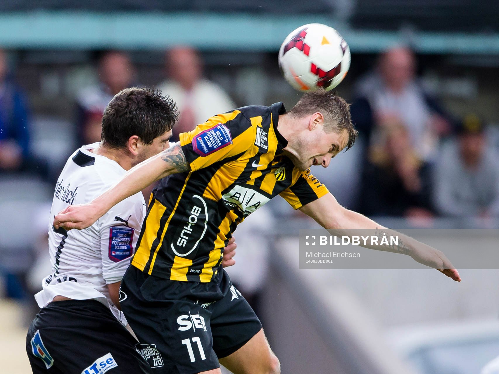 Mjällbys Lucas Grill i nickduell med Häckens Gunnar