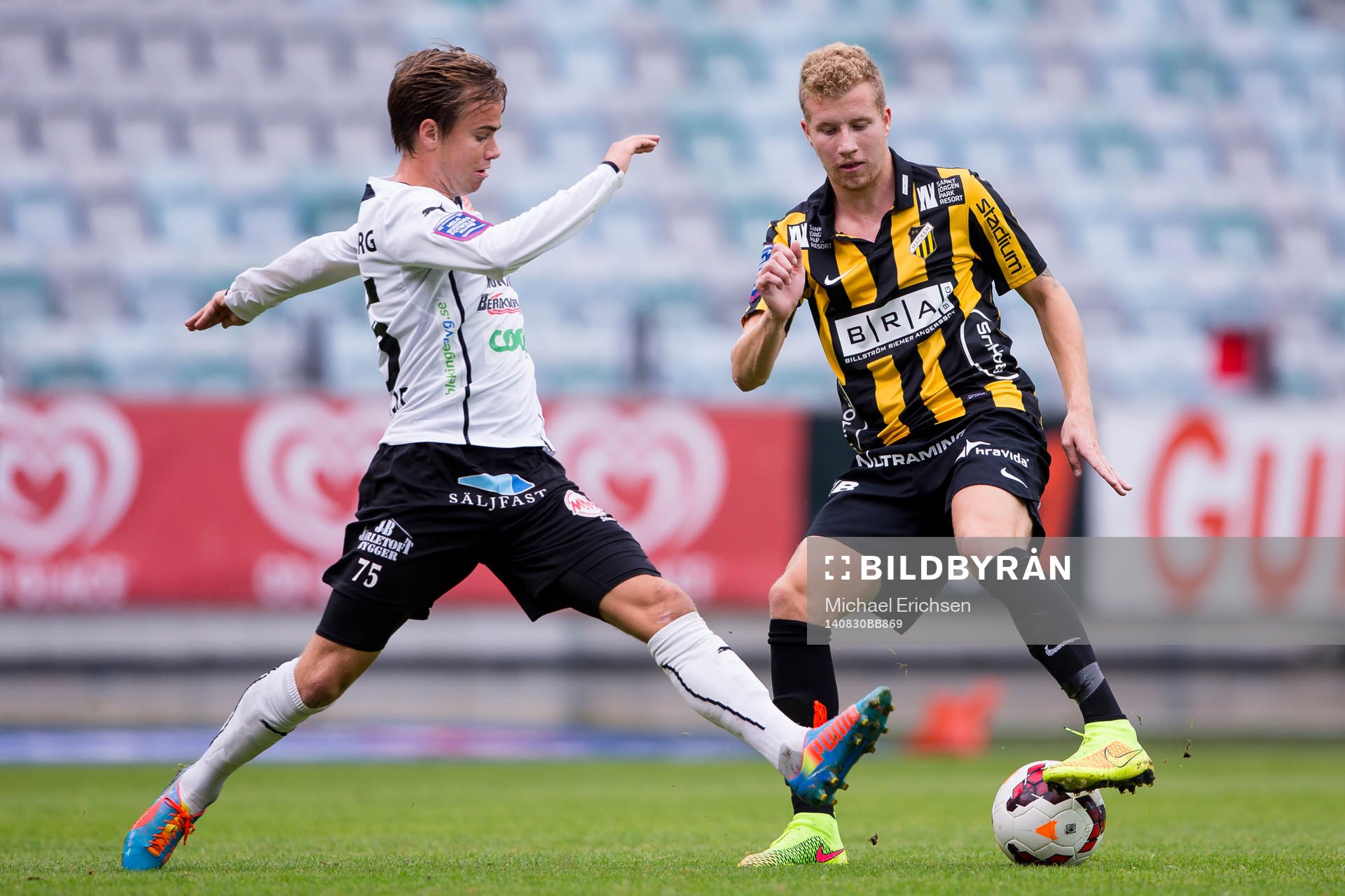 Mjällbys Andreas Blomqvist mot Häckens Simon Gustafson