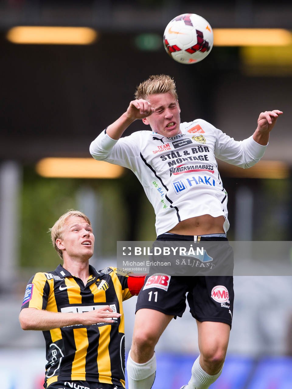 Mjällbys Joel Enarsson når bollen före Häckens Oscar