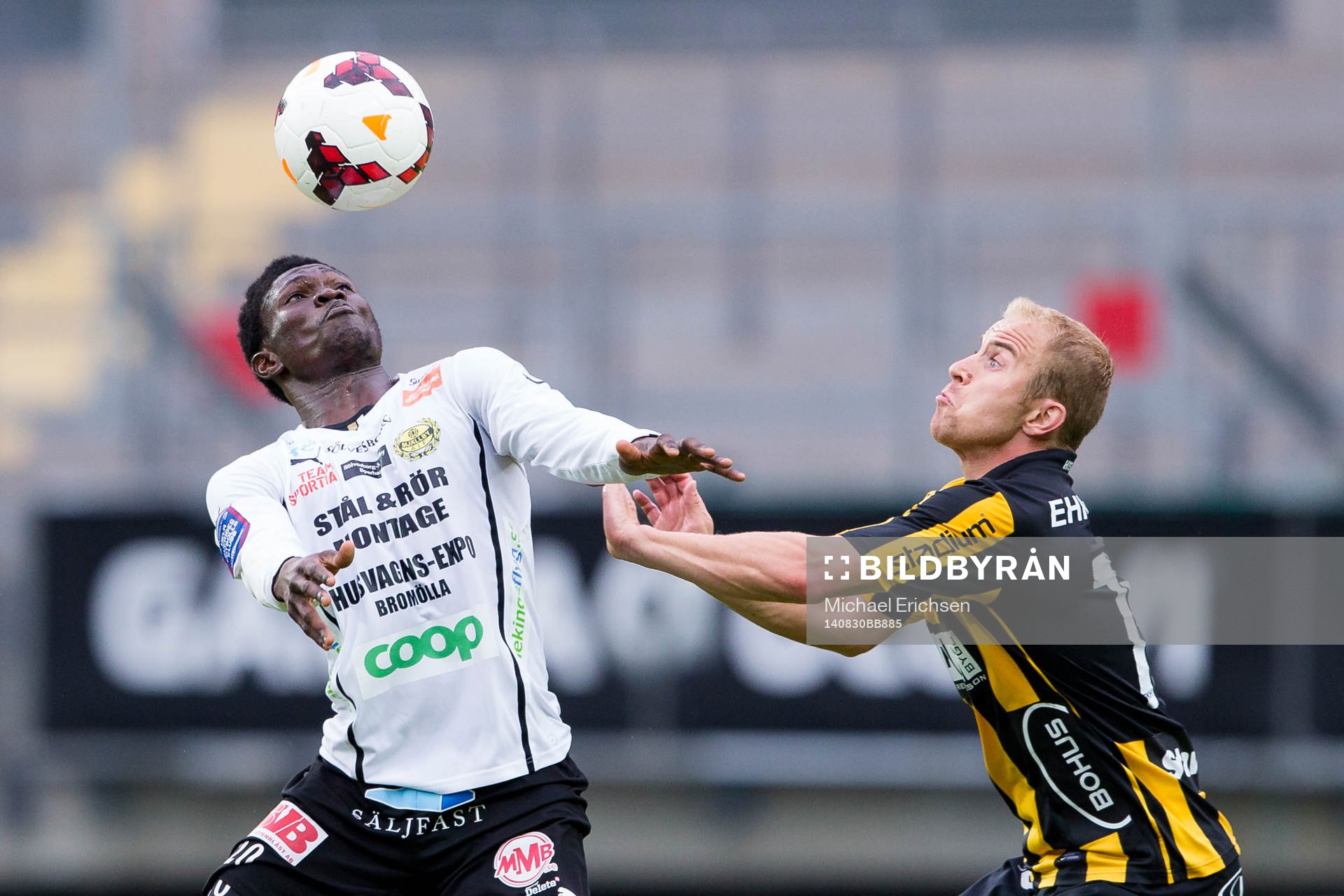 Mjällbys Kwame Bonsu i kamp med Häckens Kari Arkivuo under fotbollsmatchen i Allsvenskan mellan Häcken - Mjällby den 30 Augusti 2014 i Göteborg.