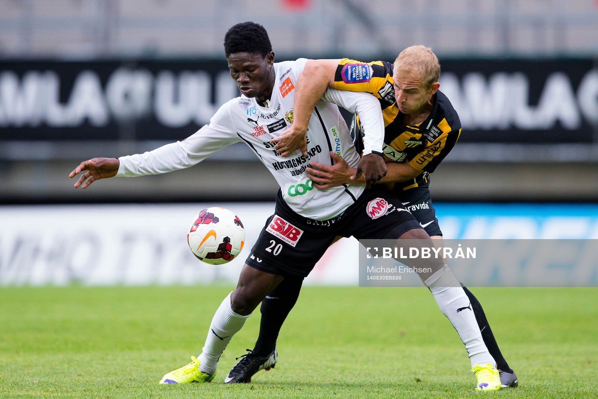 Mjällbys Kwame Bonsu i kamp med Häckens Kari Arkivuo under fotbollsmatchen i Allsvenskan mellan Häcken - Mjällby den 30 Augusti  2014 i Göteborg.