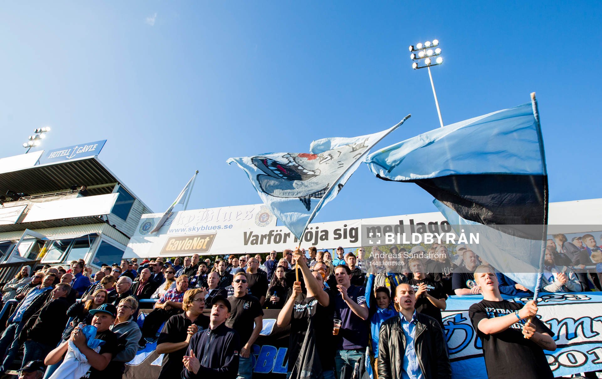 Gefles supportrar med flaggor