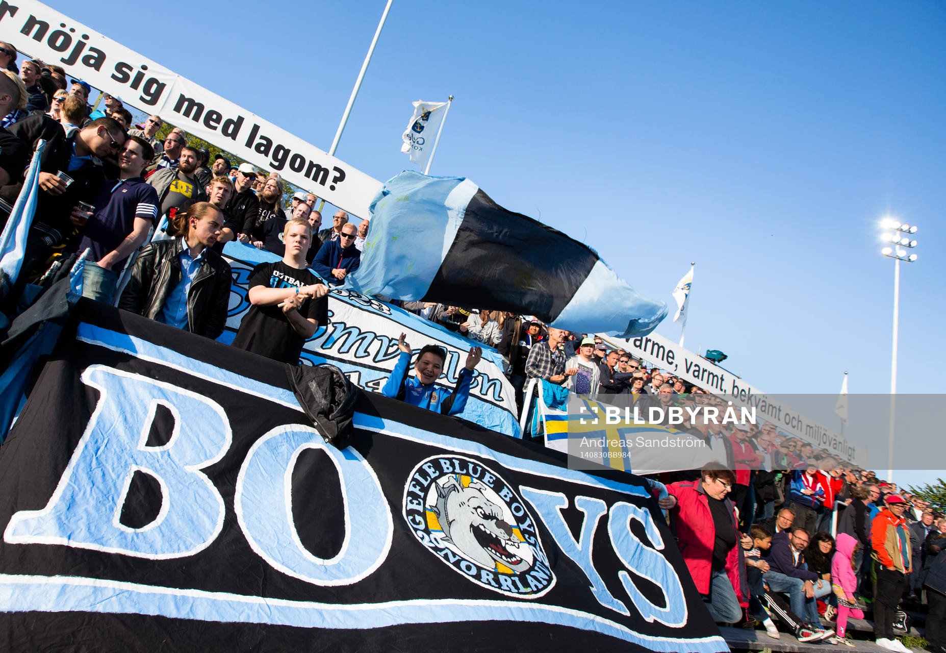 Gefles supportrar med flaggor