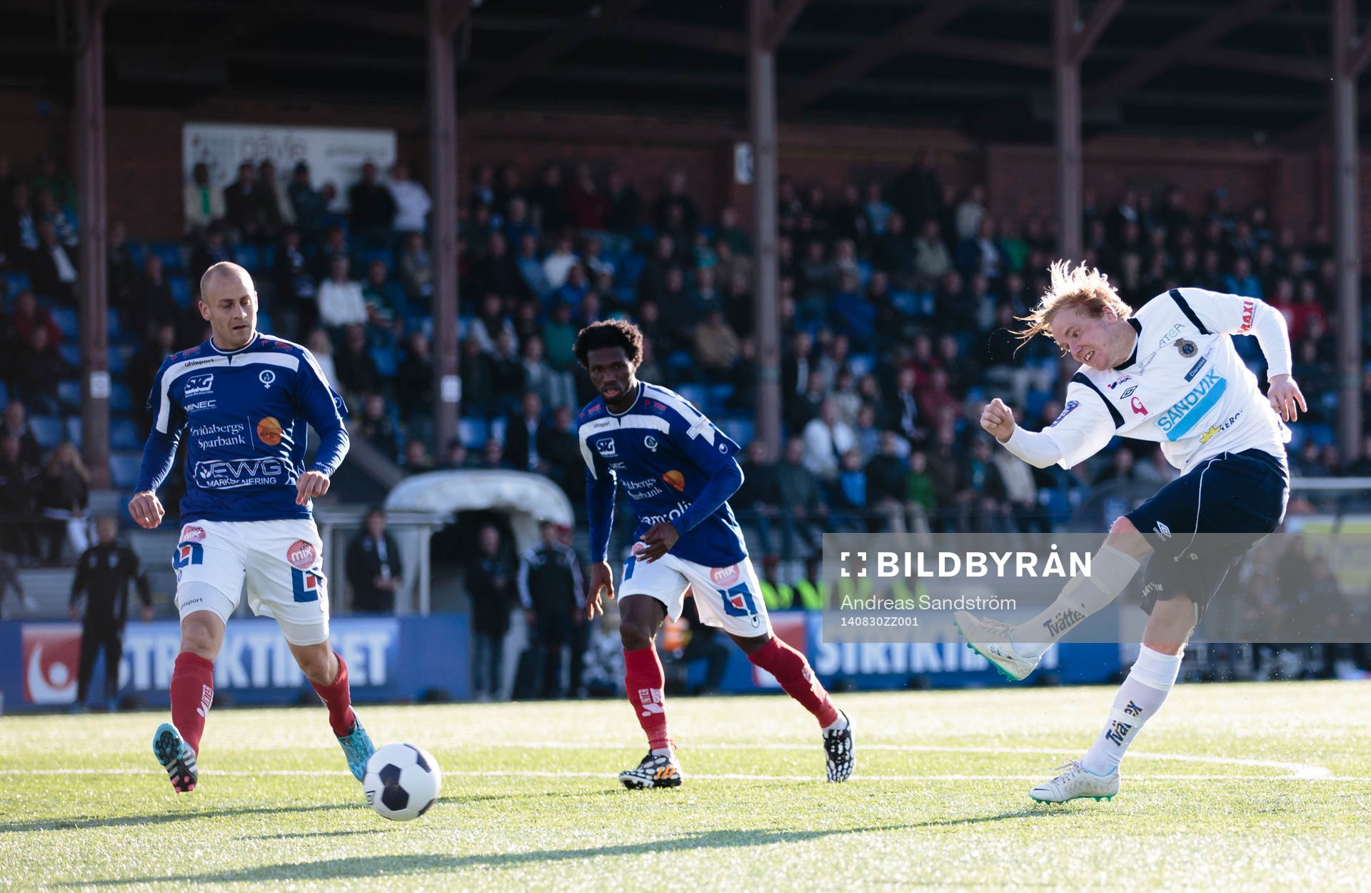 Gefles Simon Lundevall testar skott