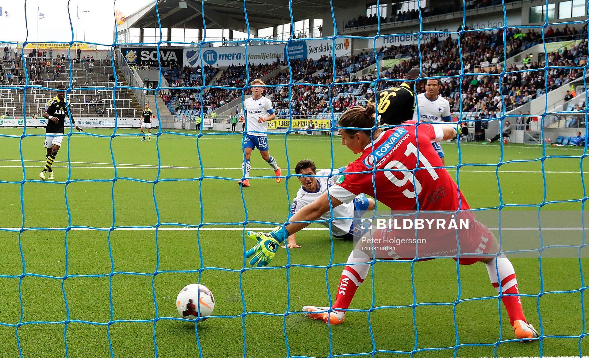 Mål 0-1 av AIK:s Henok Goitom förbi Norrköpings målvakt David Mitov Nilsson under fotbollsmatchen i Allsvenskan mellan Norrköping och AIK den 31 augusti 2014 i Norrköping.