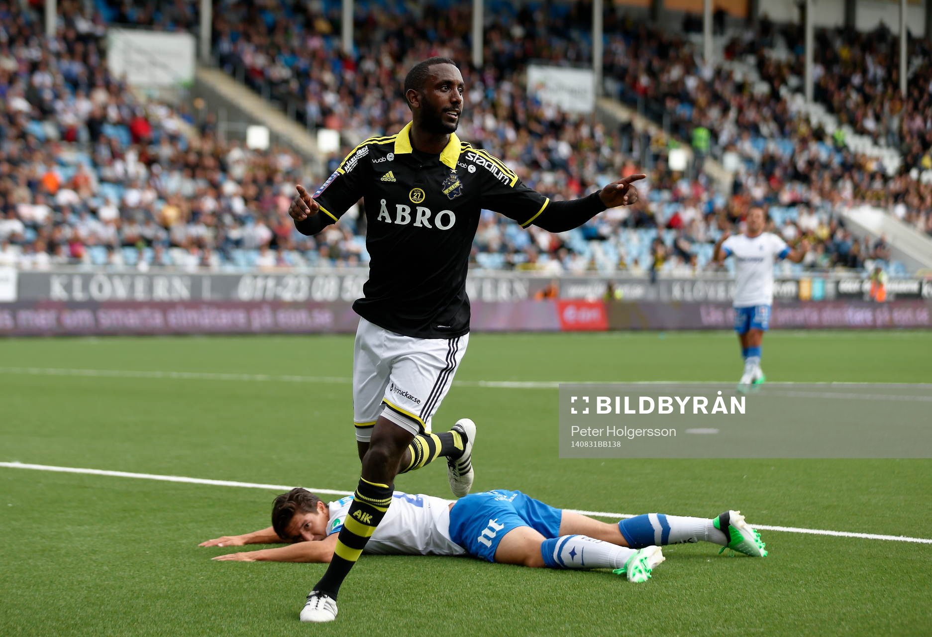 s Henok Goitom, liggande Norrköpings David Boo Wiklander