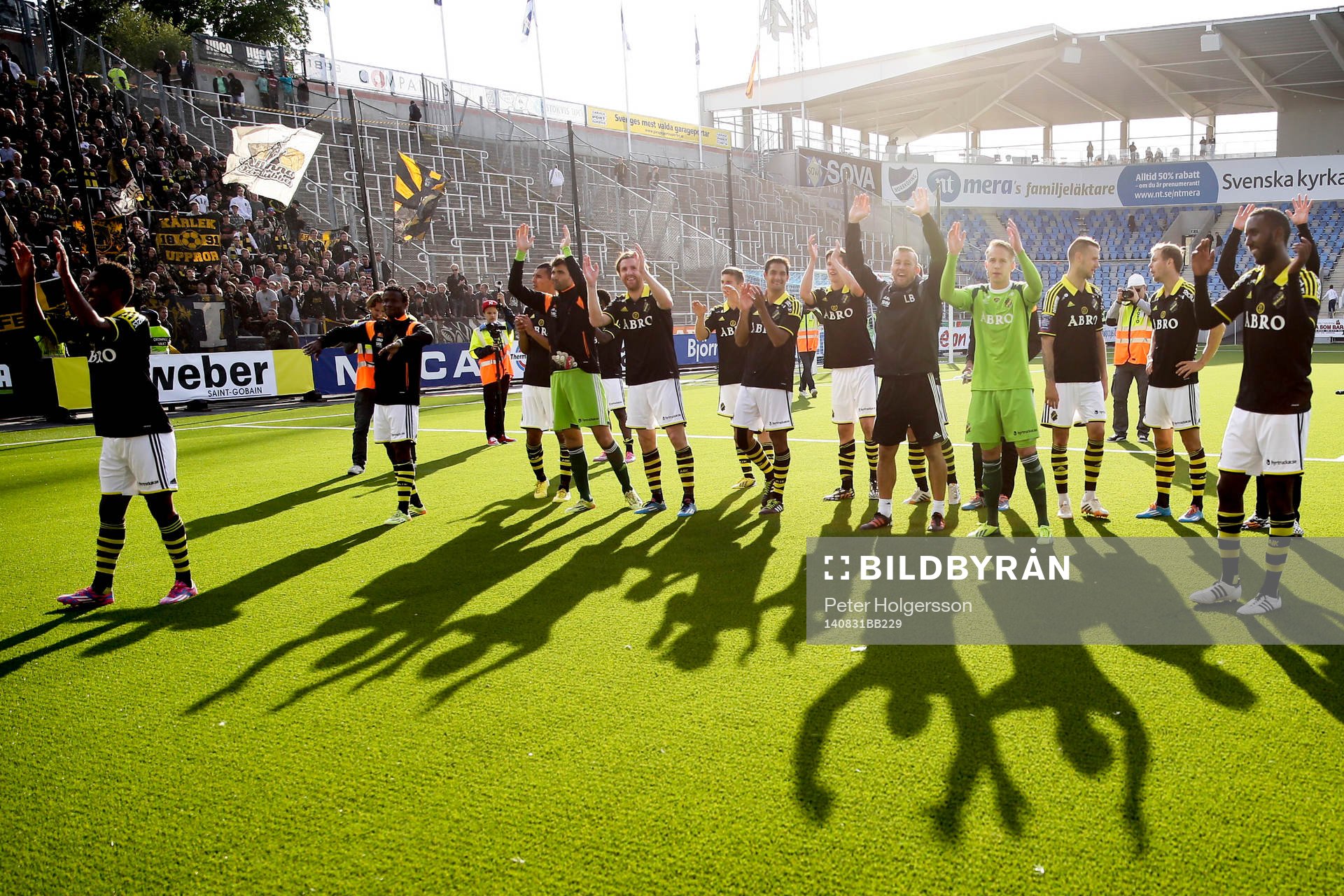 AIK:s spelare tackar publiken efter fotbollsmatchen i Allsvenskan mellan Norrköping och AIK den 31 augusti 2014 i Norrköping.