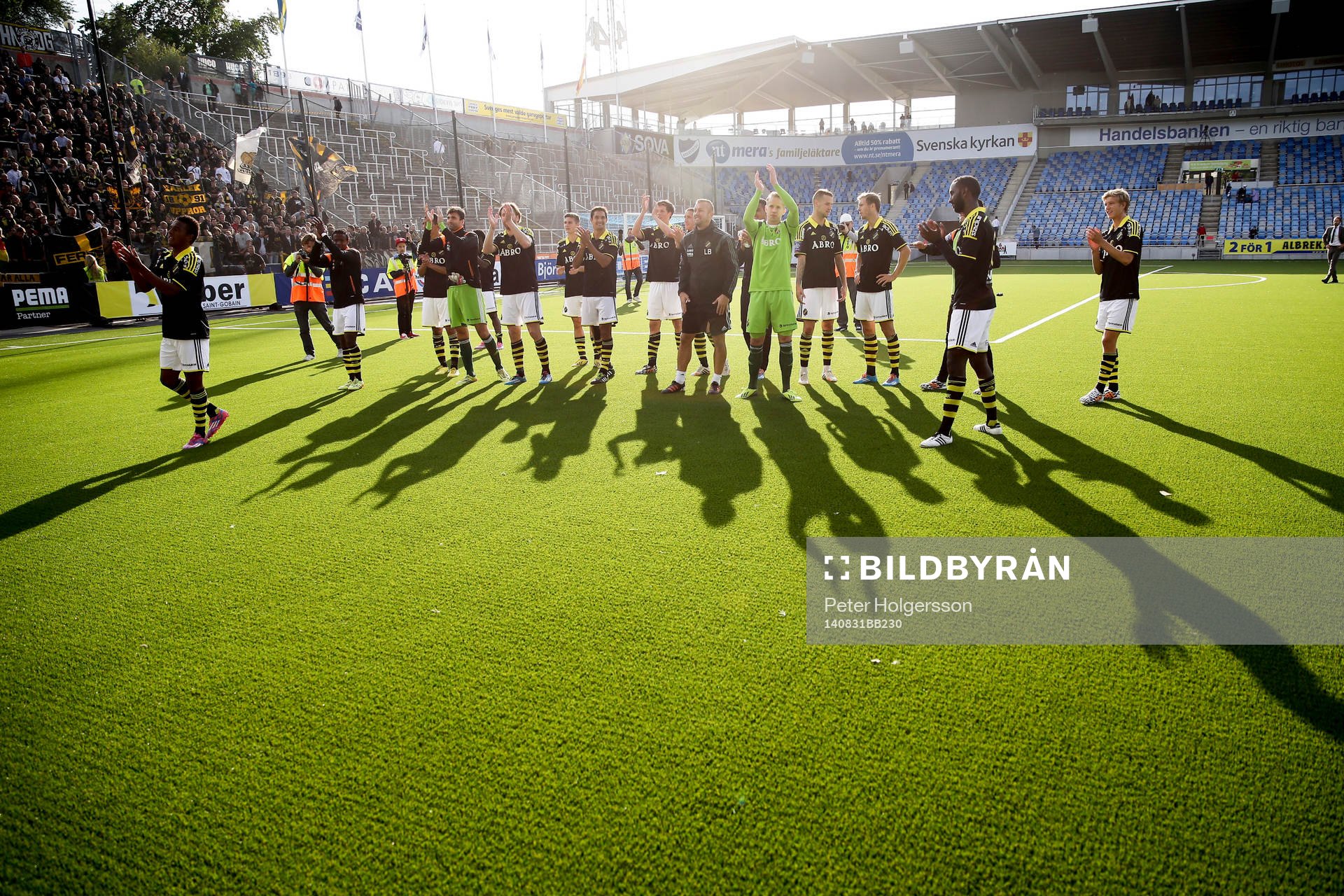 AIK:s spelare tackar publiken efter fotbollsmatchen i Allsvenskan mellan Norrköping och AIK den 31 augusti 2014 i Norrköping.