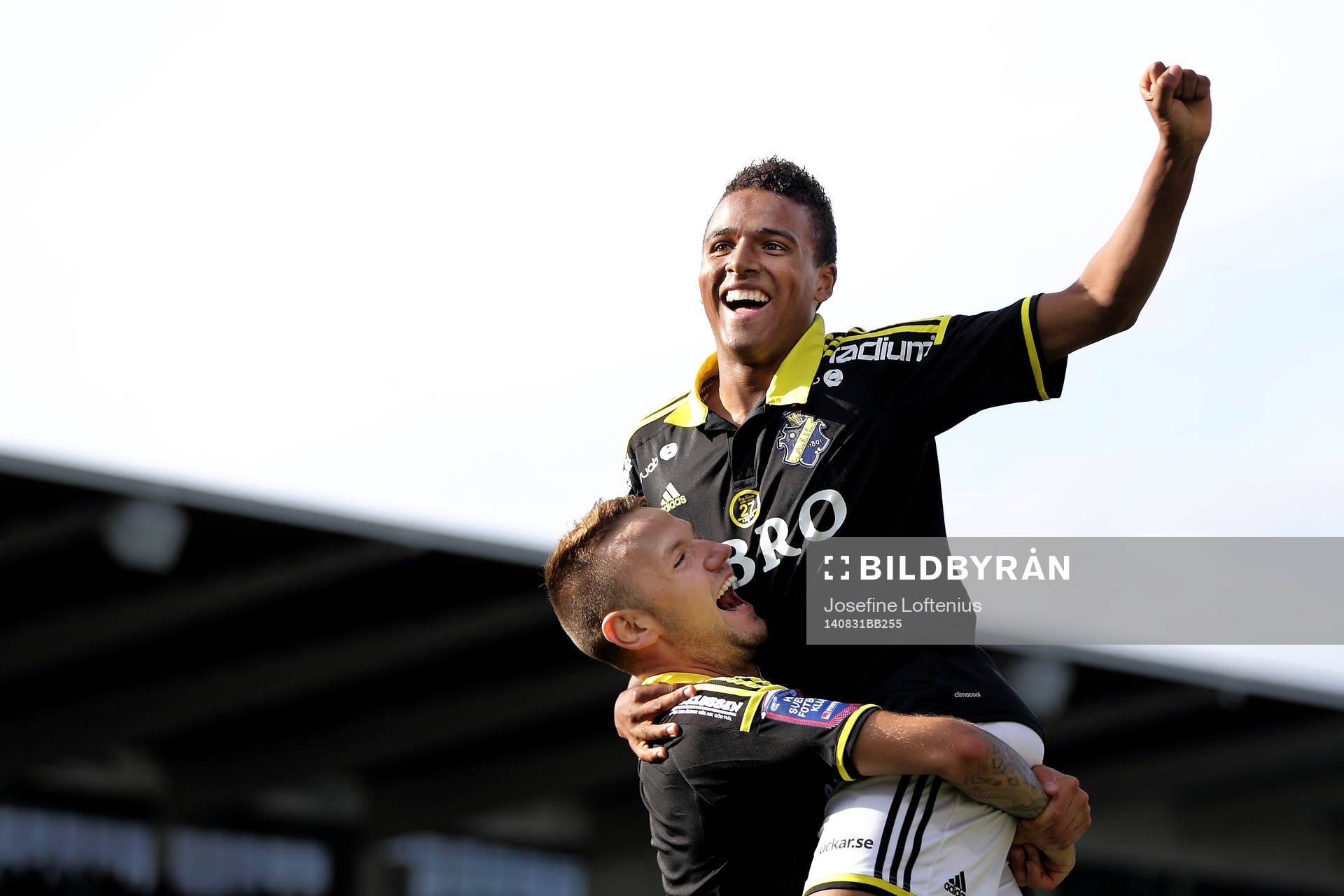 s Alexander Milosevic jublar och lyfter AIK:s Niclas