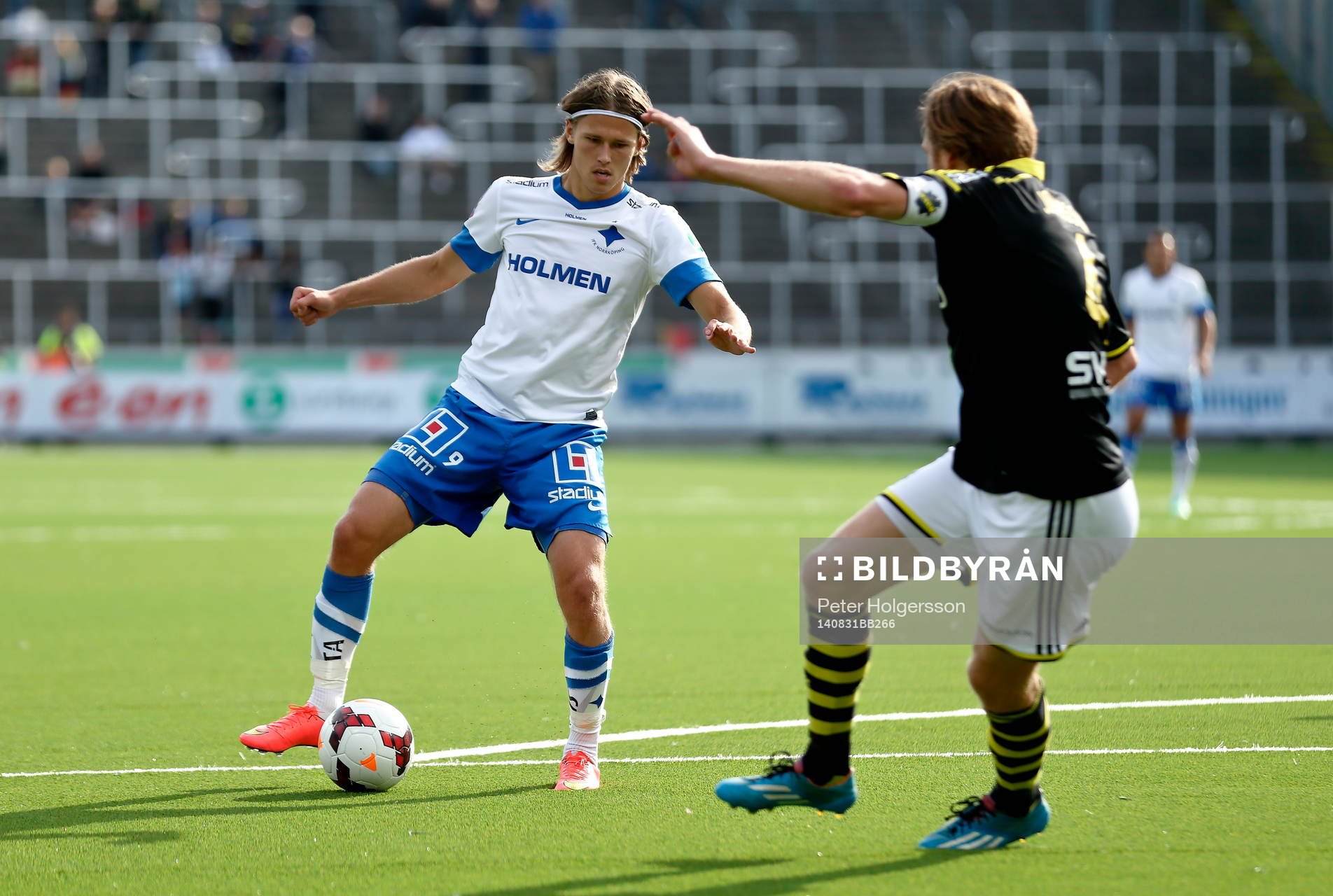 Norrköpings Arnór Ingvi Traustason och AIK:s Nils-Eric Johansson under fotbollsmatchen i Allsvenskan mellan Norrköping och AIK den 31 augusti 2014 i Norrköping.