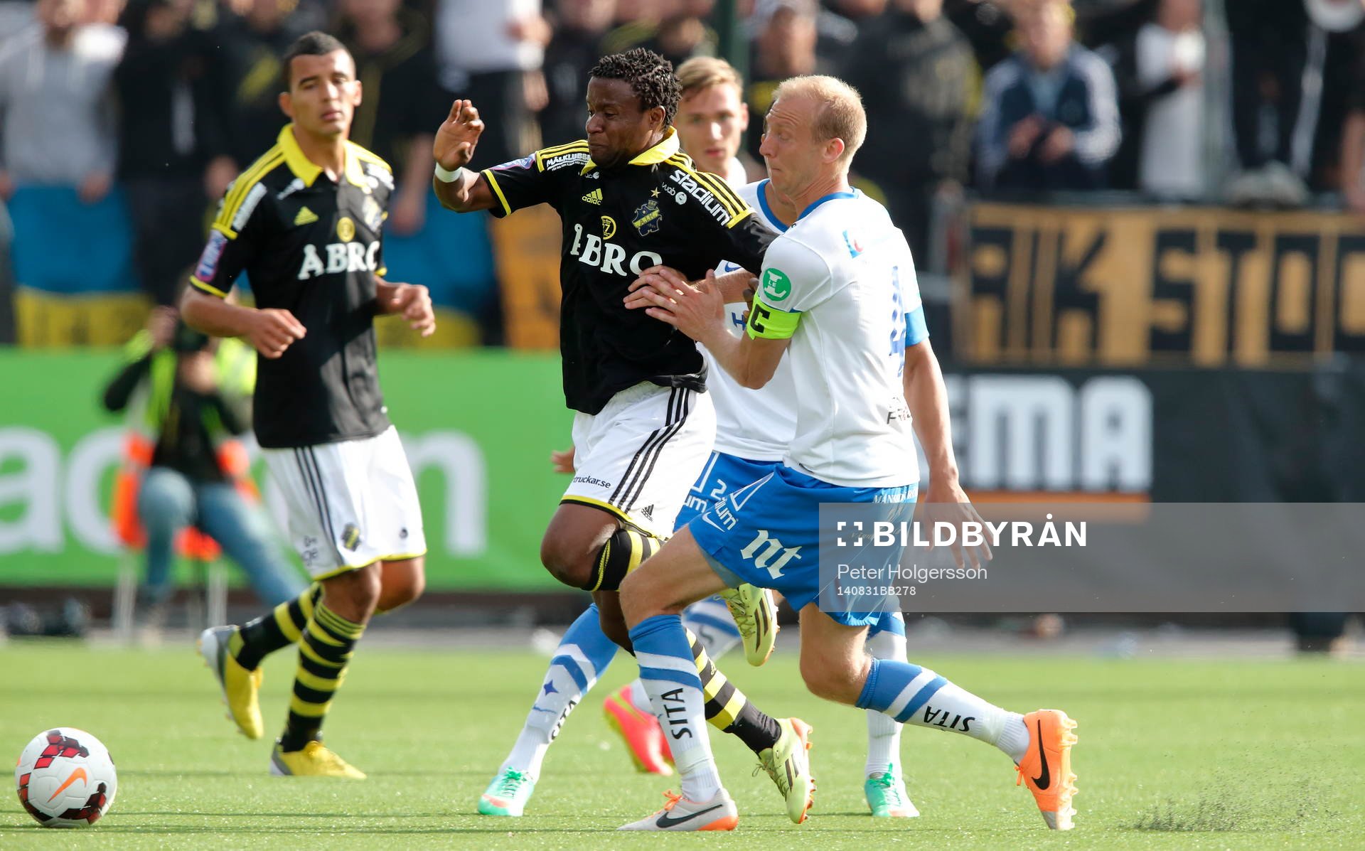 AIK:s Celso Borges, Kennedy Igboananike och Norrköpings Andreas Johansson under fotbollsmatchen i Allsvenskan mellan Norrköping och AIK den 31 augusti 2014 i Norrköping.