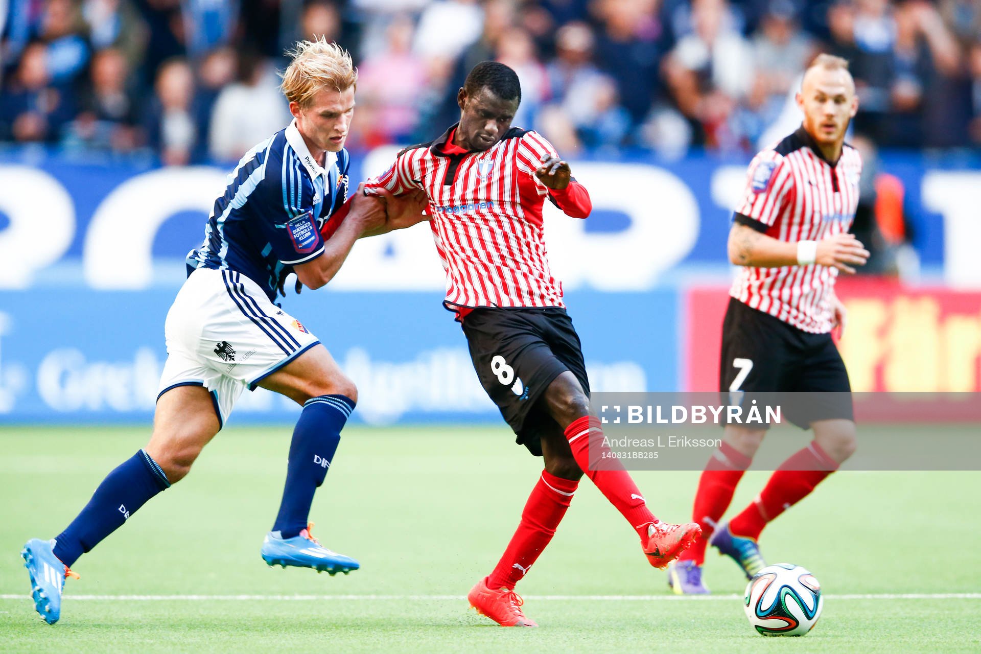 Djurgårdens Sebastian Andersson försöker stoppa Malmö
