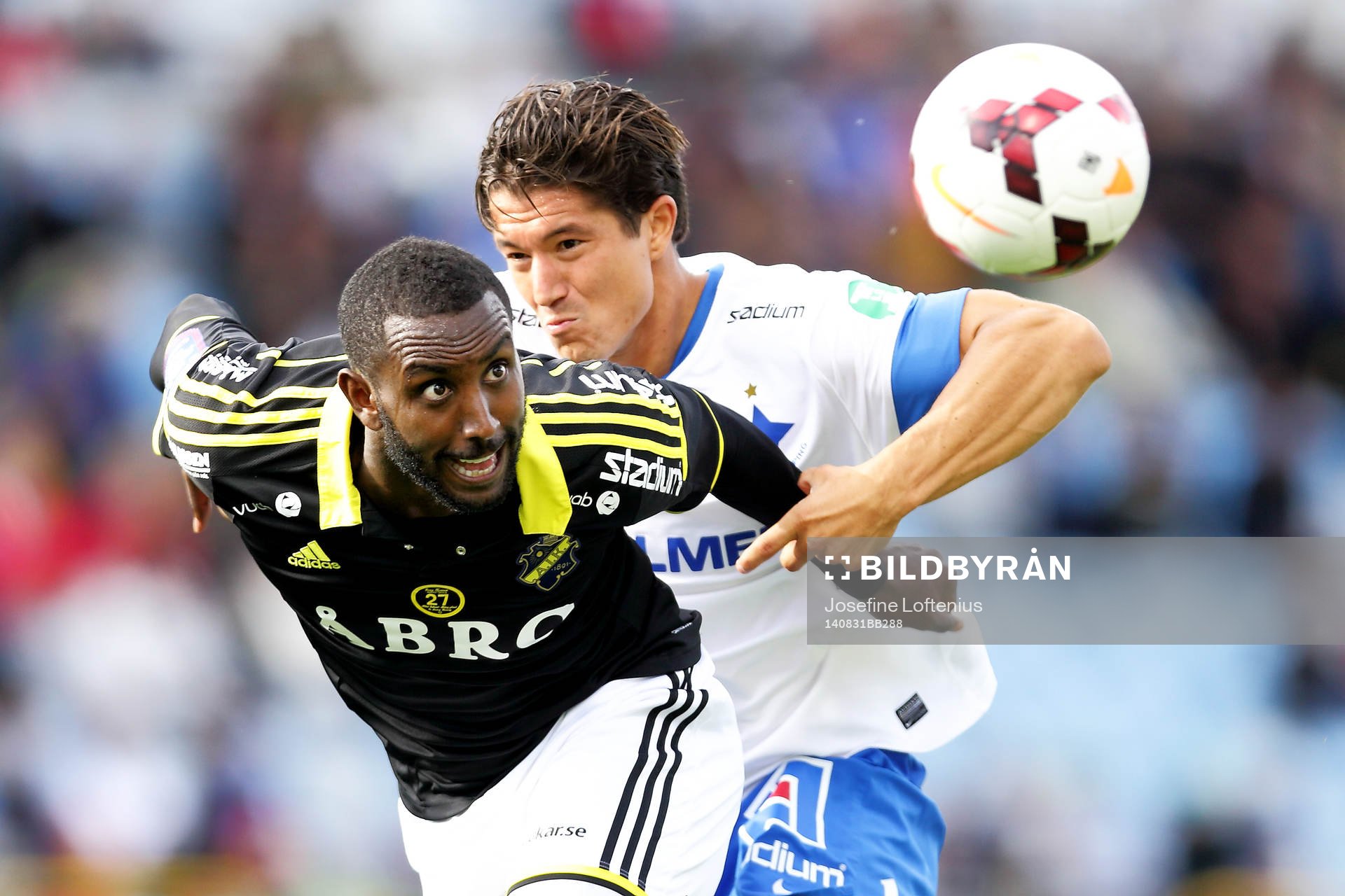 AIK:s Henok Goitom och Norrköpings David Boo Wiklander under fotbollsmatchen i Allsvenskan mellan Norrköping och AIK den 31 augusti 2014 i Norrköping.