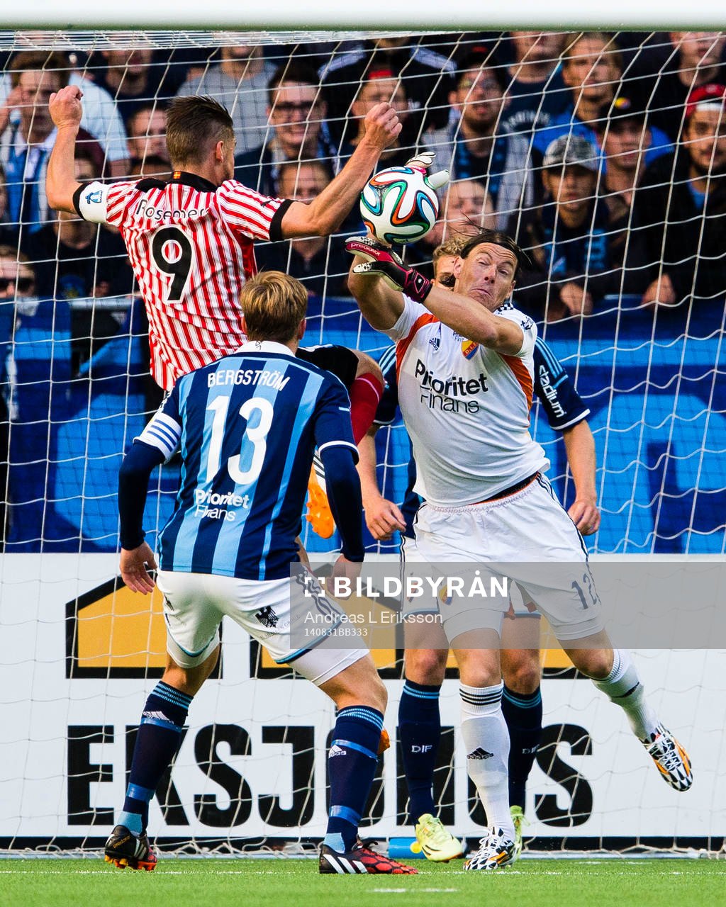 Malmö FFs Markus Rosenberg i närkamp med Djurgårdens målvakt Kenneth Høie under fotbollsmatchen i Allsvenskan mellan Djurgården och Malmö FF den 31 augusti 2014 i Stockholm.