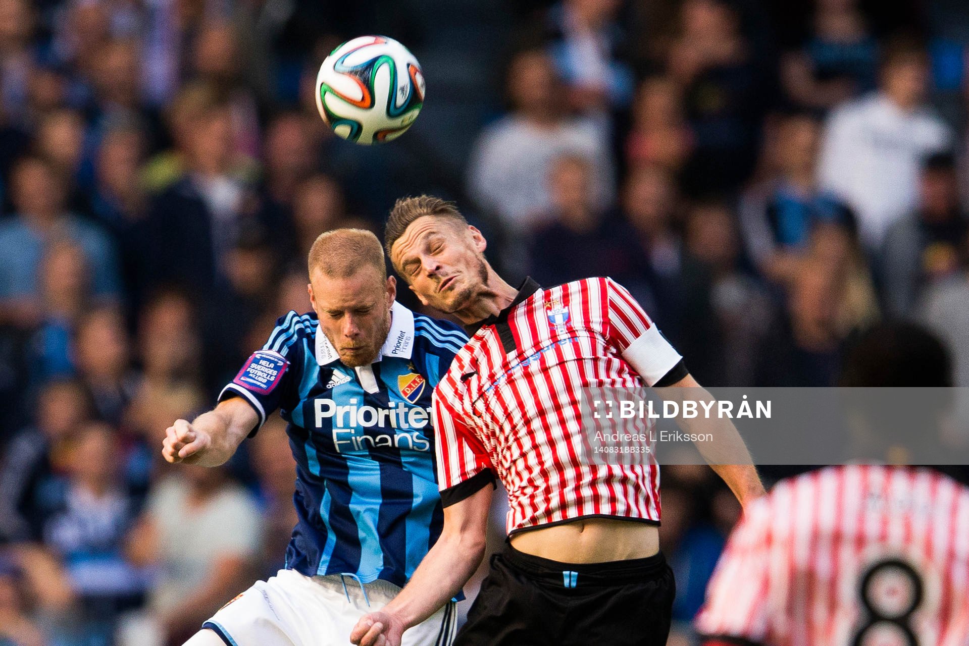 Djurgårdens Fredrik Stenman i en nickduell med Malmö FFs