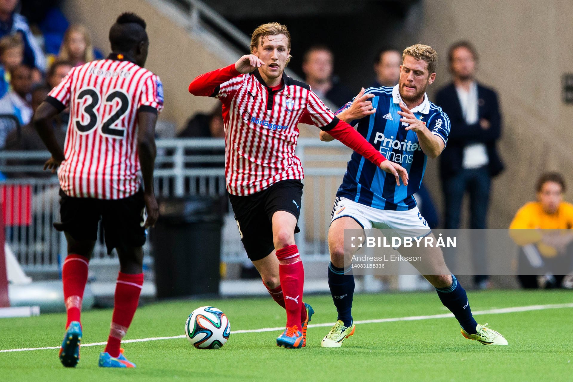 Malmö FFs Emil Forsberg i kamp om bollen med Djurgårdens Stefan Karlsson under fotbollsmatchen i Allsvenskan mellan Djurgården och Malmö FF den 31 augusti 2014 i Stockholm.