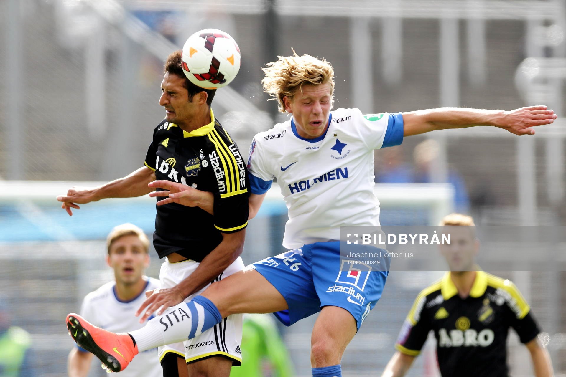 AIK:s Celso Borges och Norrköpings Alexander Fransson under fotbollsmatchen i Allsvenskan mellan Norrköping och AIK den 31 augusti 2014 i Norrköping.