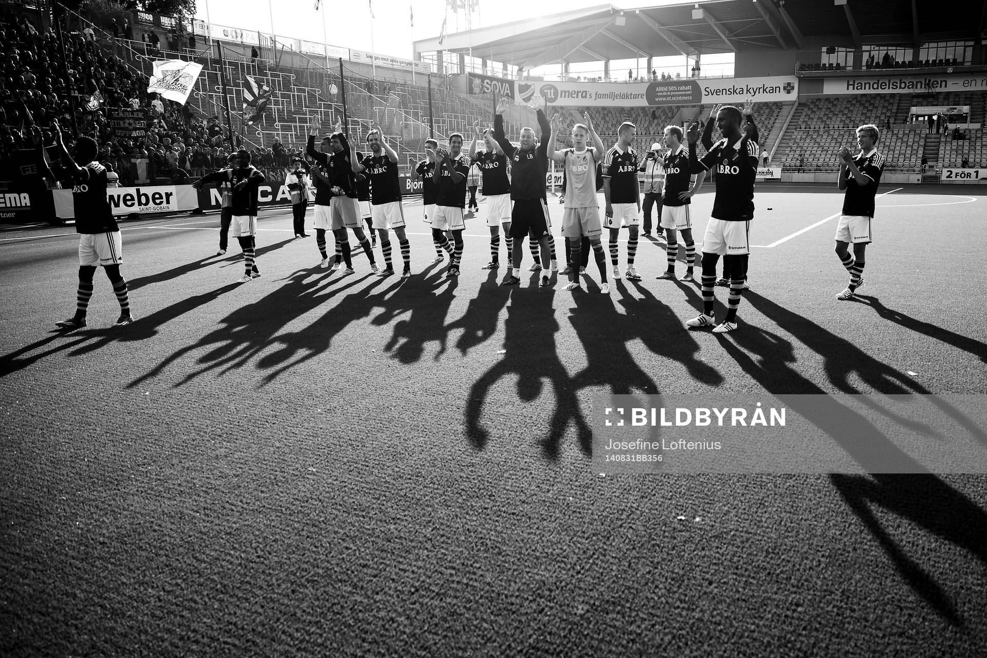 AIK jublar och tackar sina supportrar