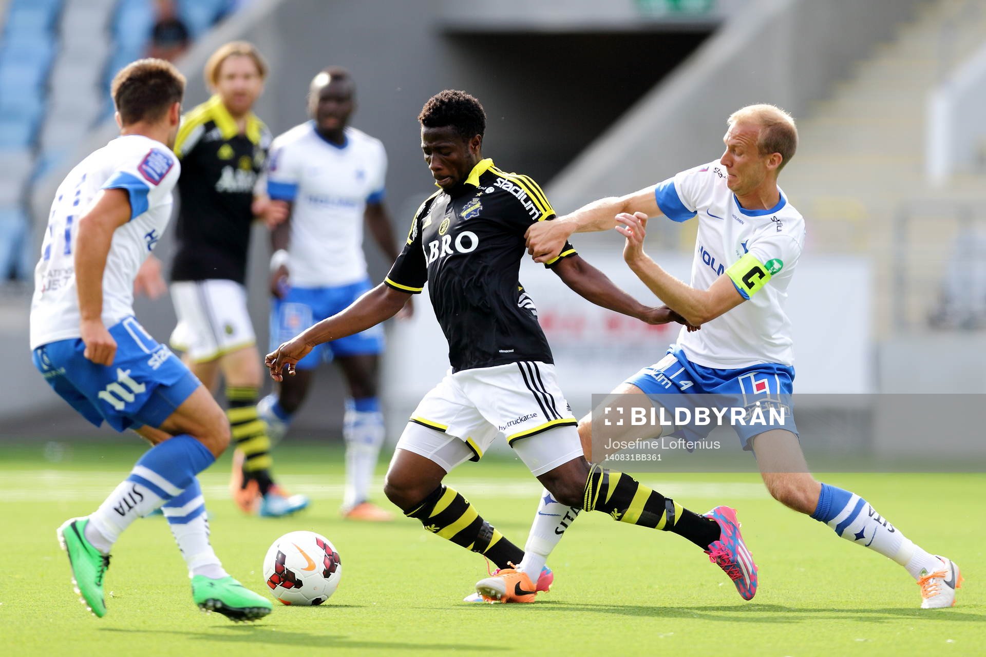 AIK:s Kennedy Igboananike och Norrköpings Andreas Johansson under fotbollsmatchen i Allsvenskan mellan Norrköping och AIK den 31 augusti 2014 i Norrköping.