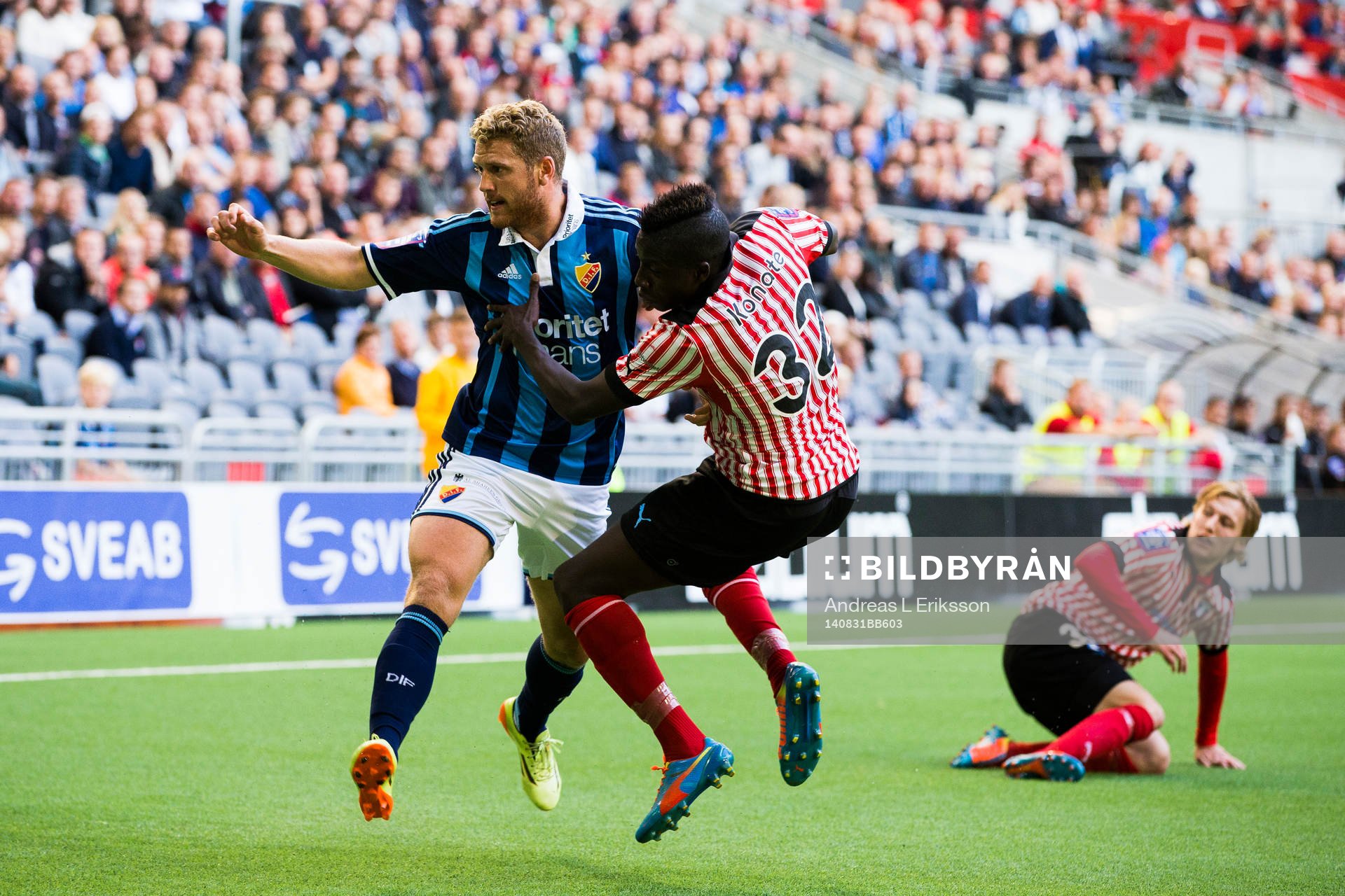 Djurgårdens Stefan Karlsson närkamp med Malmö FFs Pa