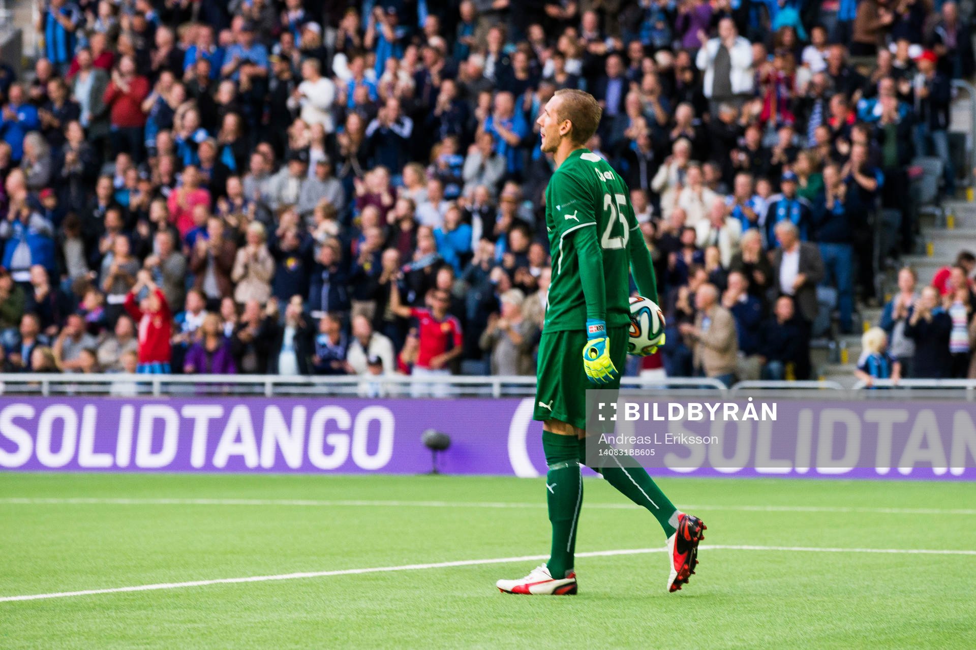 Malmö FFs målvakt Robin Olsen deppar