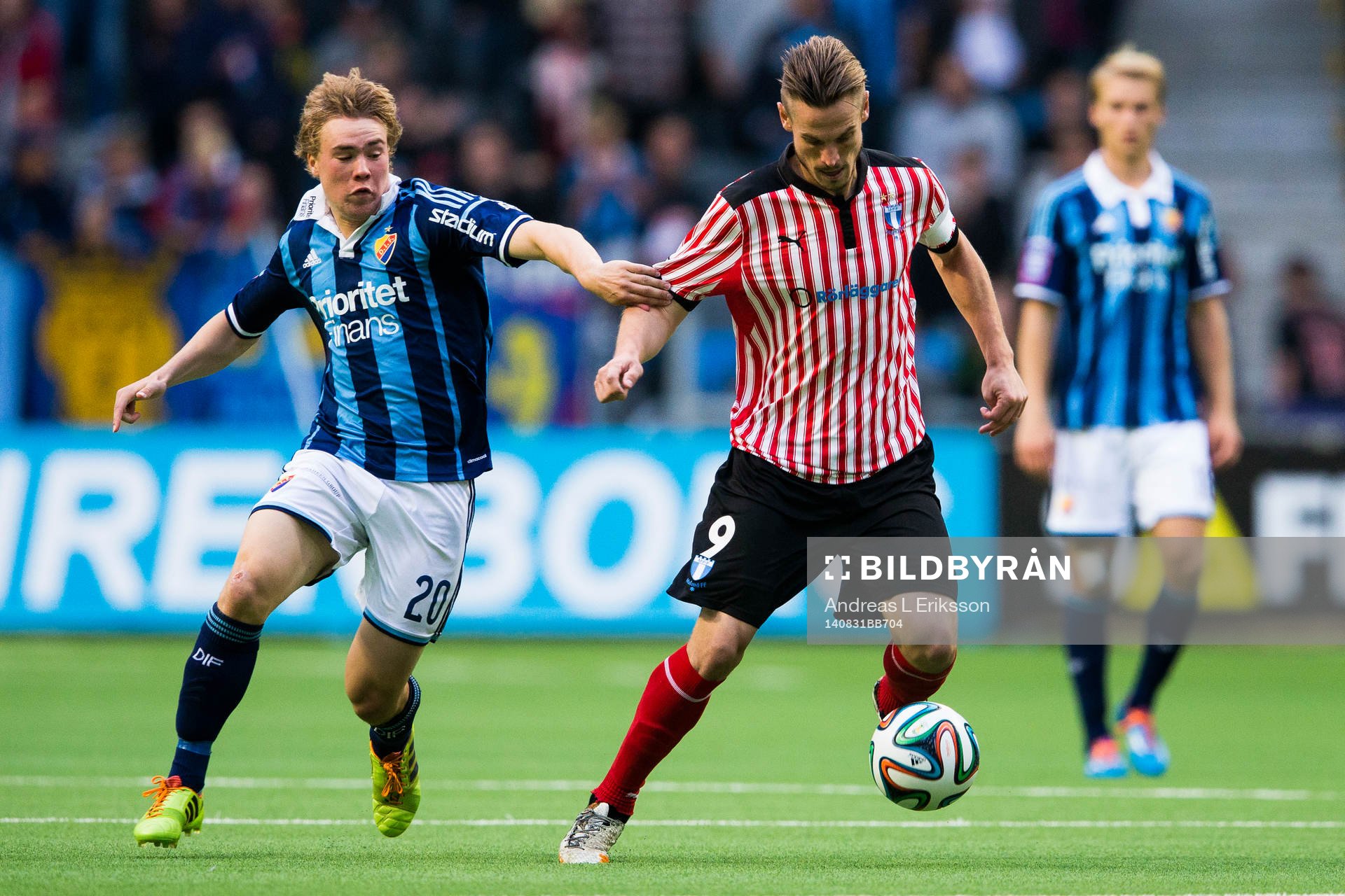 Djurgårdens Simon Tibbling försöker stoppa Malmö FFs