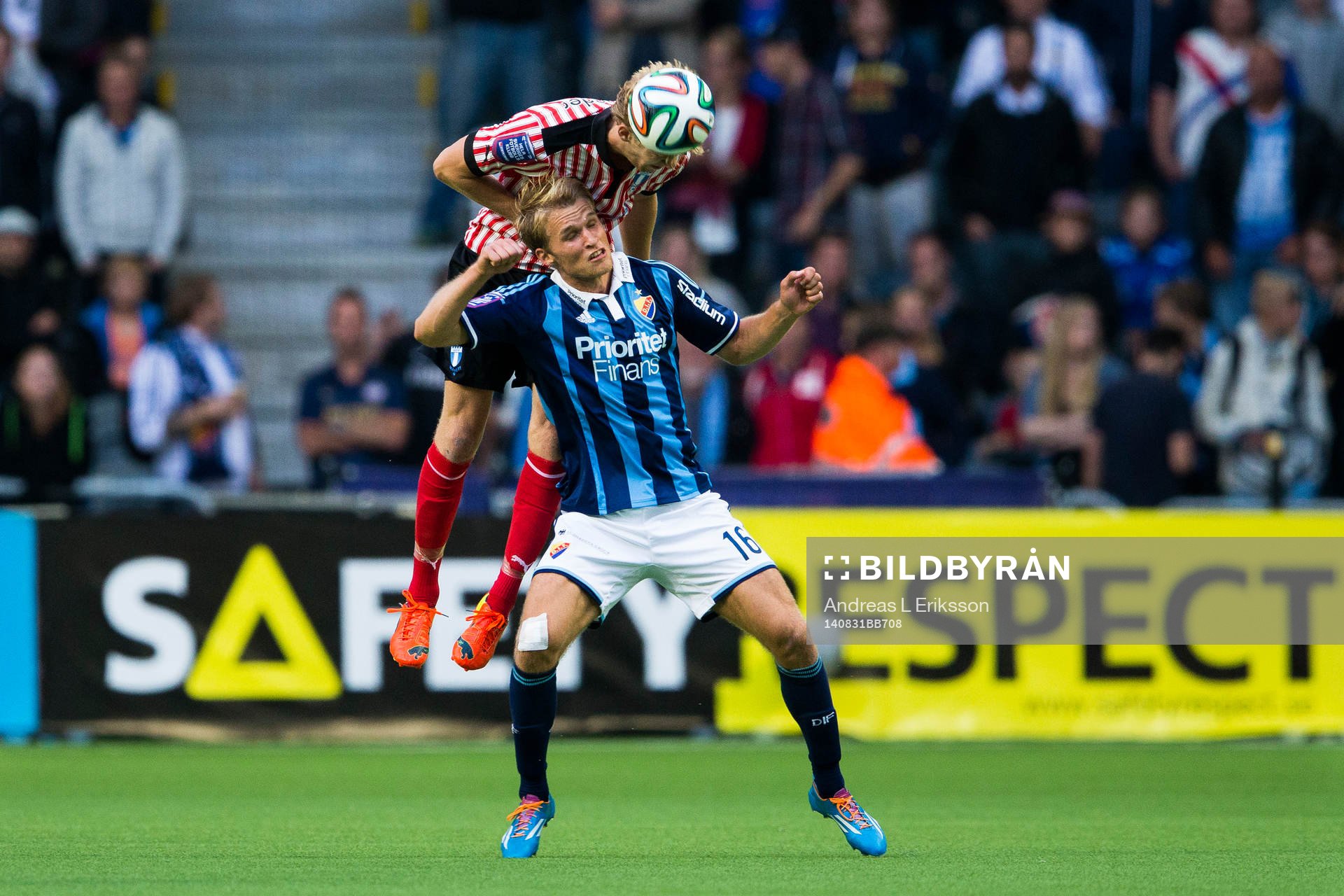 Malmö FFs Filip Helander och Djurgårdens Sebastian Andersson i en nickduell under fotbollsmatchen i Allsvenskan mellan Djurgården och Malmö FF den 31 augusti 2014 i Stockholm.