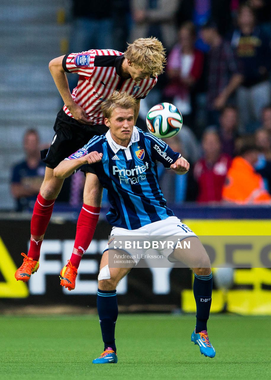 Malmö FFs Filip Helander och Djurgårdens Sebastian Andersson i en nickduell under fotbollsmatchen i Allsvenskan mellan Djurgården och Malmö FF den 31 augusti 2014 i Stockholm.