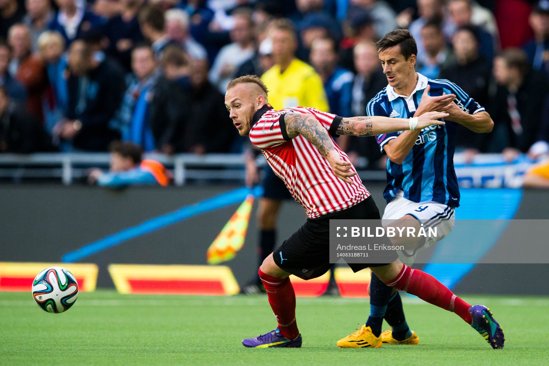 Malmö FFs Magnus Eriksson i kamp om bollen med