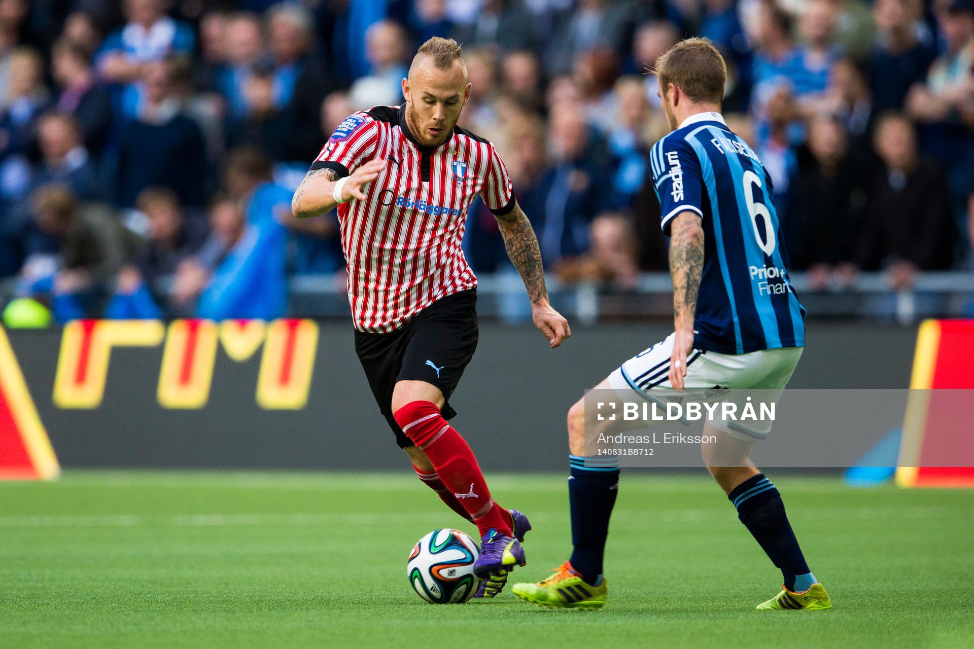Malmö FFs Magnus Eriksson försöker ta sig förbi
