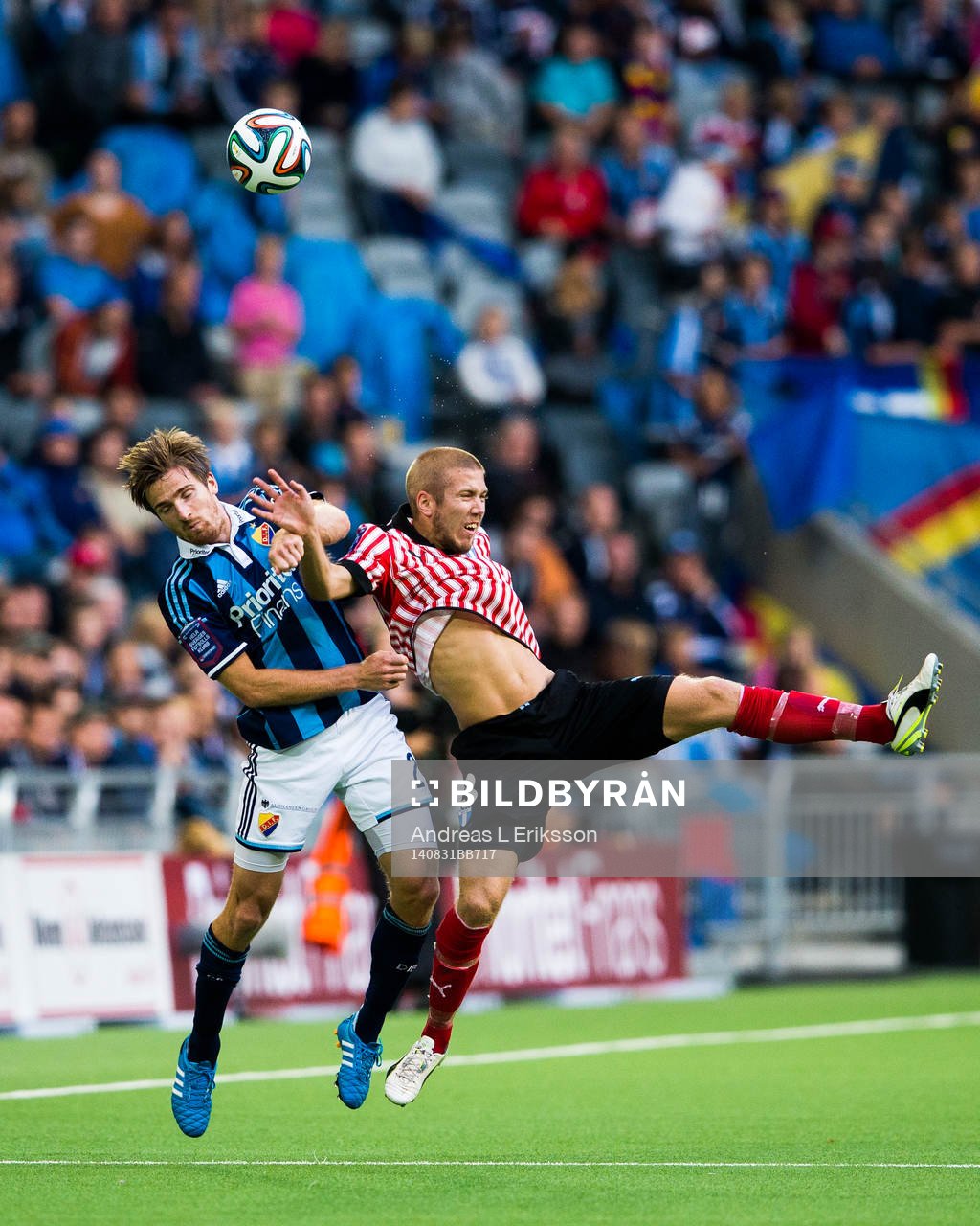 Djurgårdens Jesper Arvidsson i en nickduell med Malmö FFs