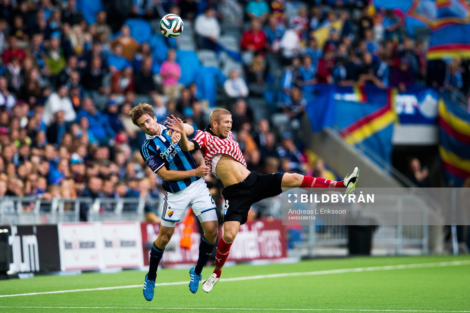 Djurgårdens Jesper Arvidsson i en nickduell med Malmö FFs