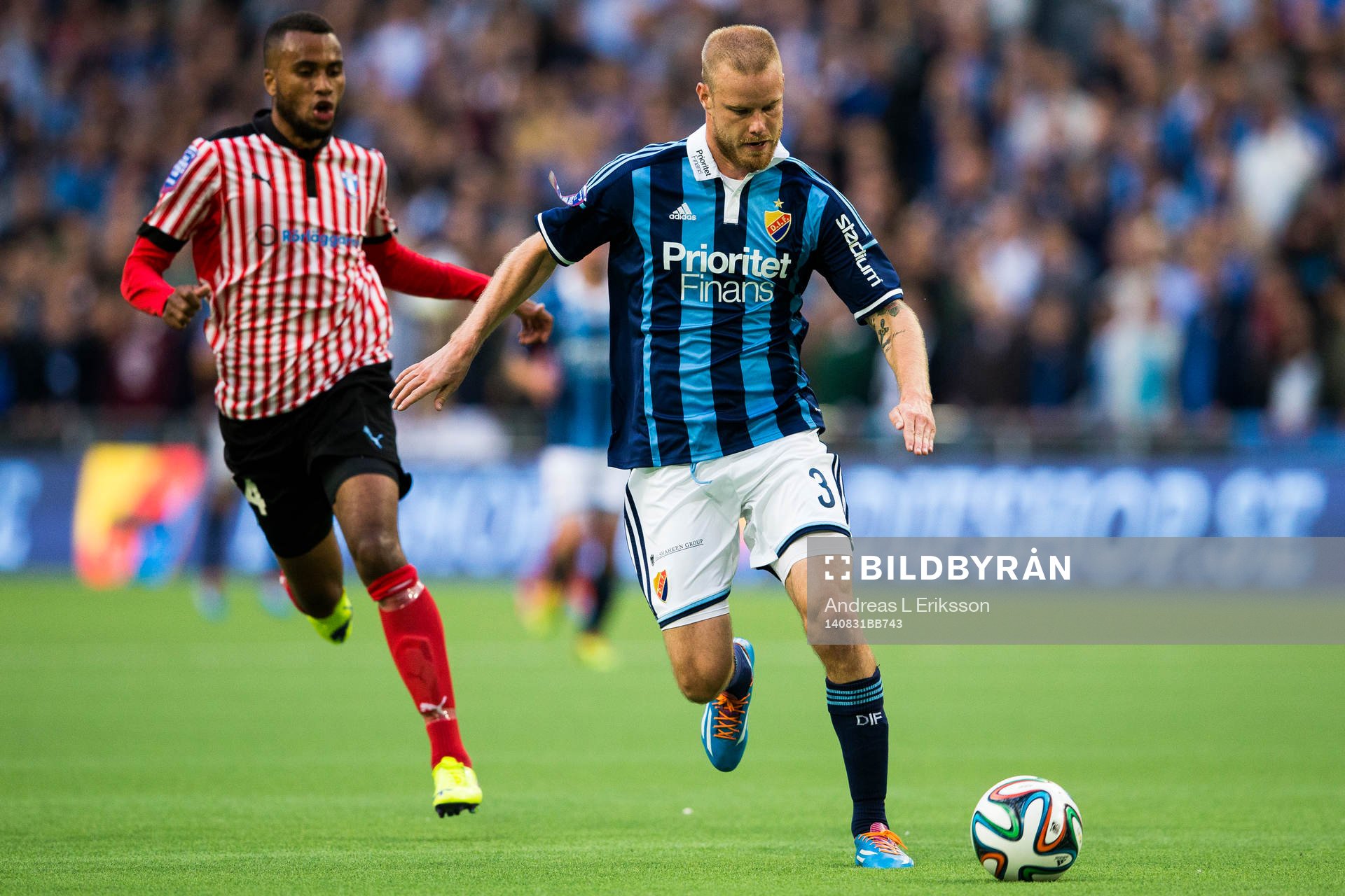 Djurgårdens Fredrik Stenman hinner före Malmö FFs Isaac