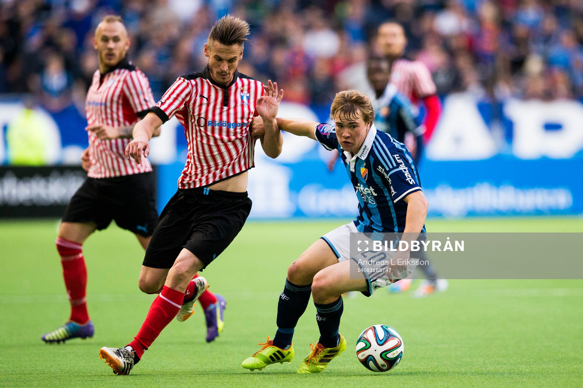 Malmö FFs Markus Rosenberg i kamp om bollen med