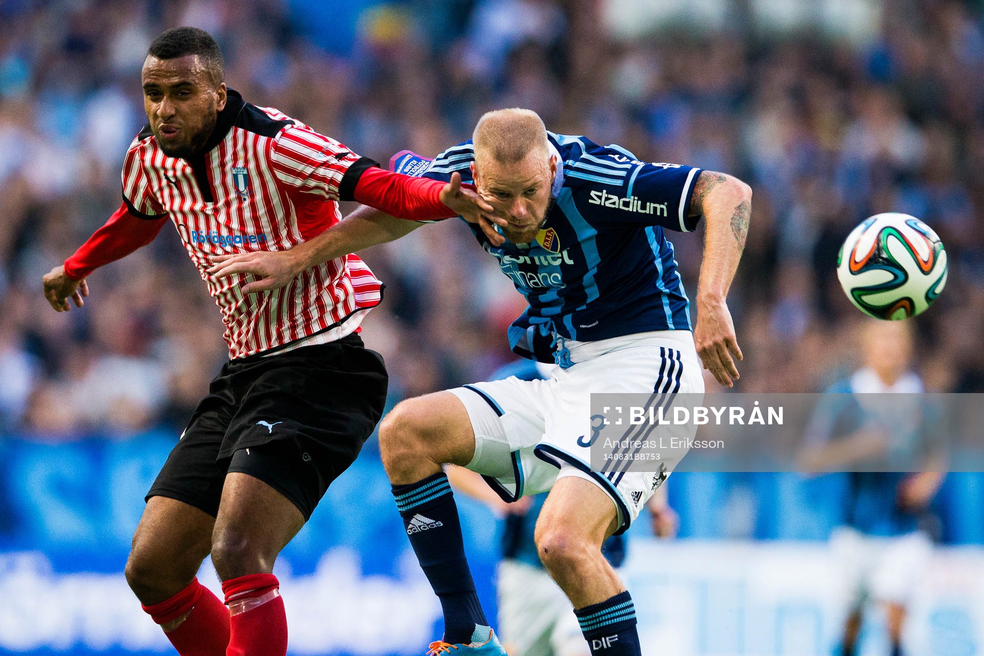 Malmö FFs Isaac Kiese Thelin i en nickduell med