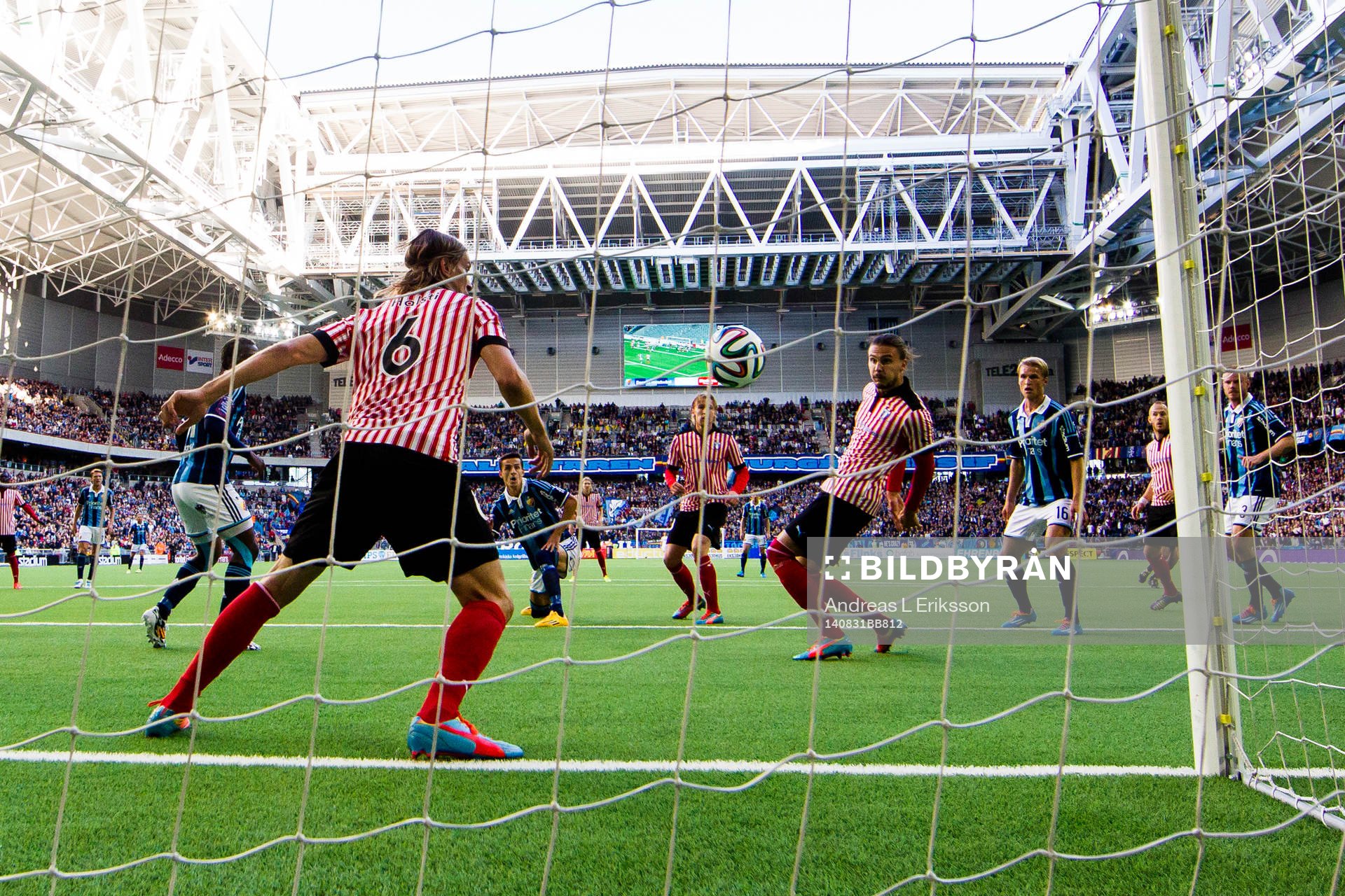 Djurgårdens Sebastian Andersson (h) gör 1-0 förbi Malmö
