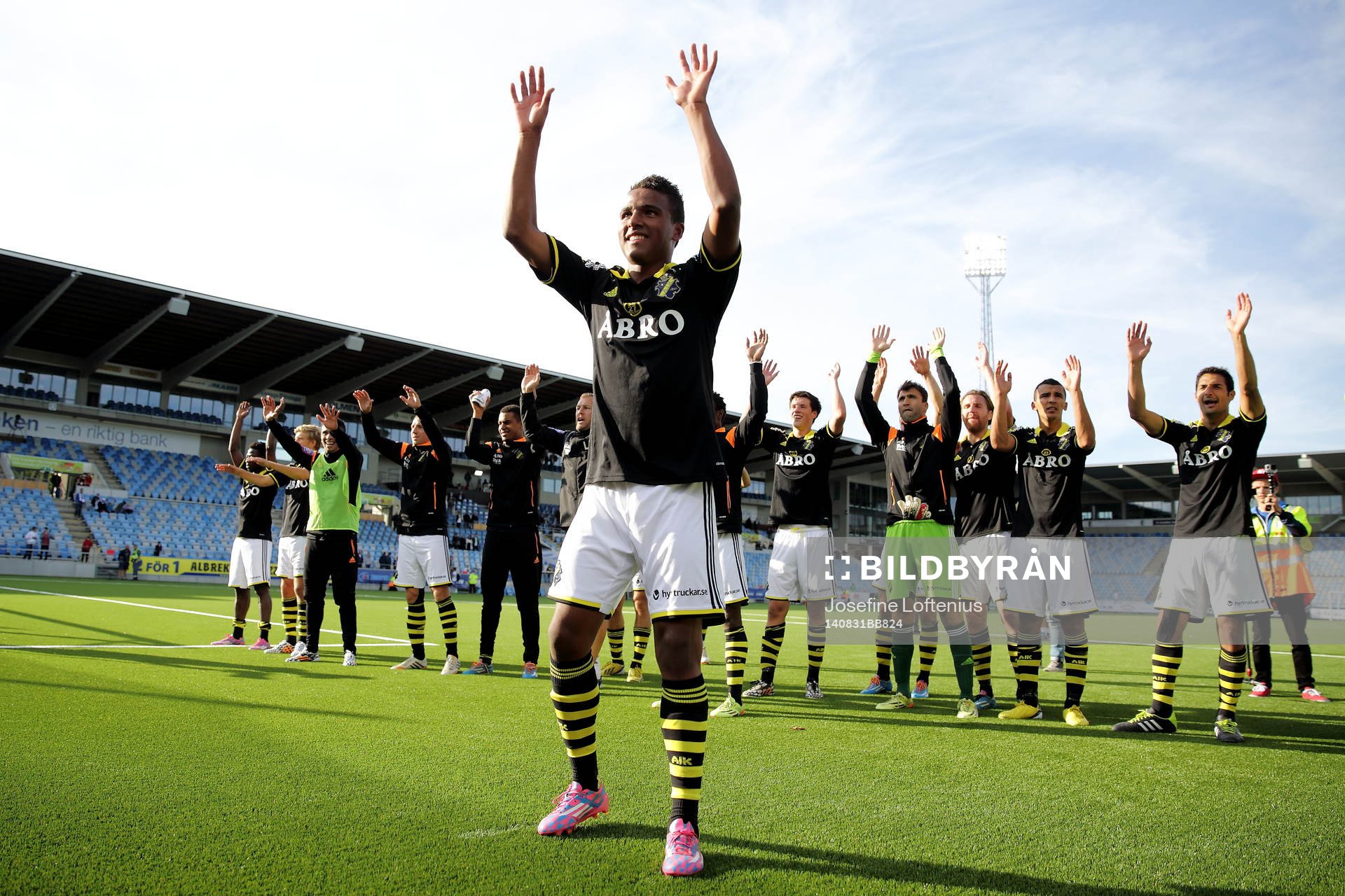 AIK med Niclas Eliasson längst fram tackar sina supportrar