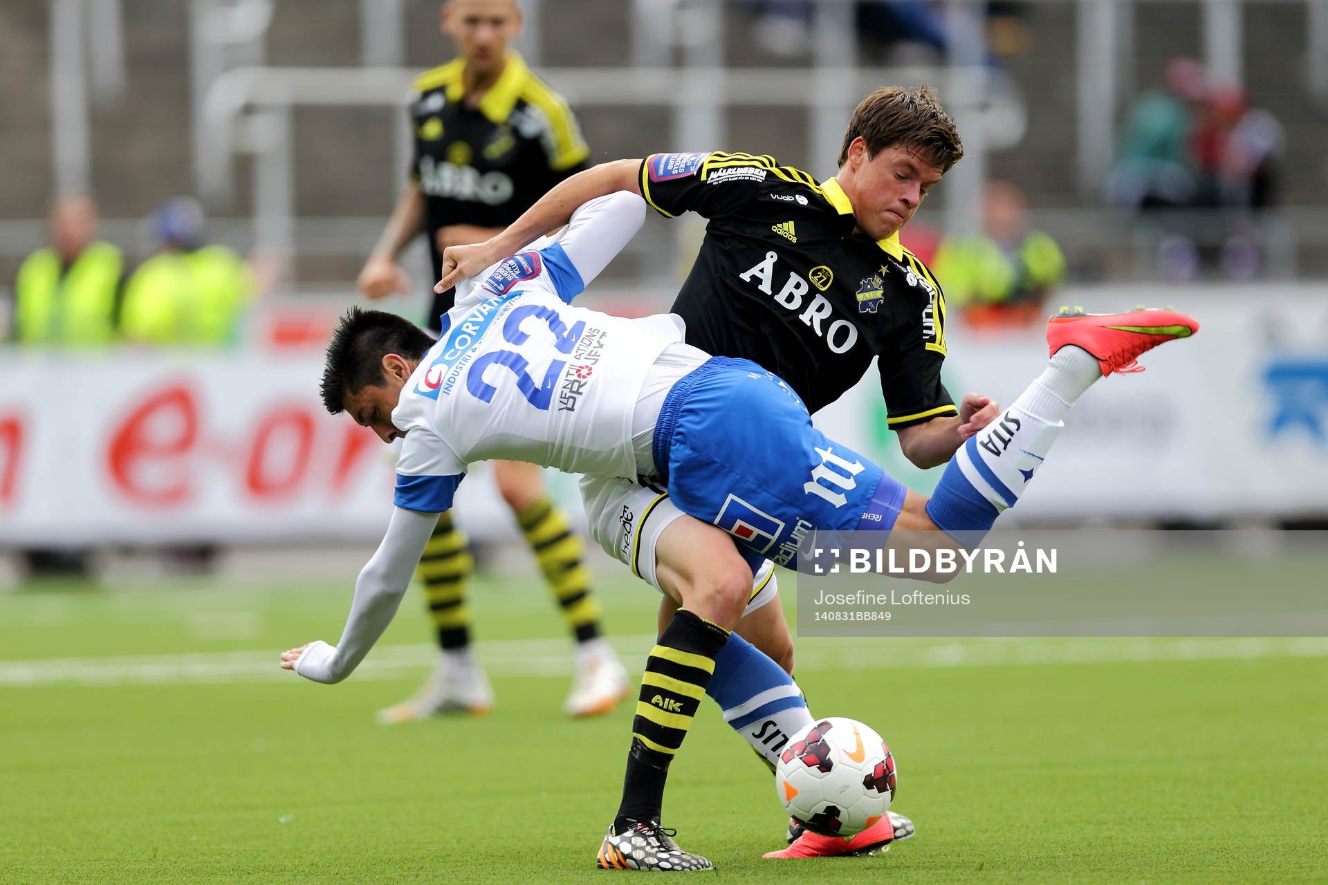 Sauli Väisänen fäller Norrköpings Christopher Meneses Barrantes under fotbollsmatchen i Allsvenskan mellan Norrköping och AIK den 31 augusti 2014 i Norrköping.
