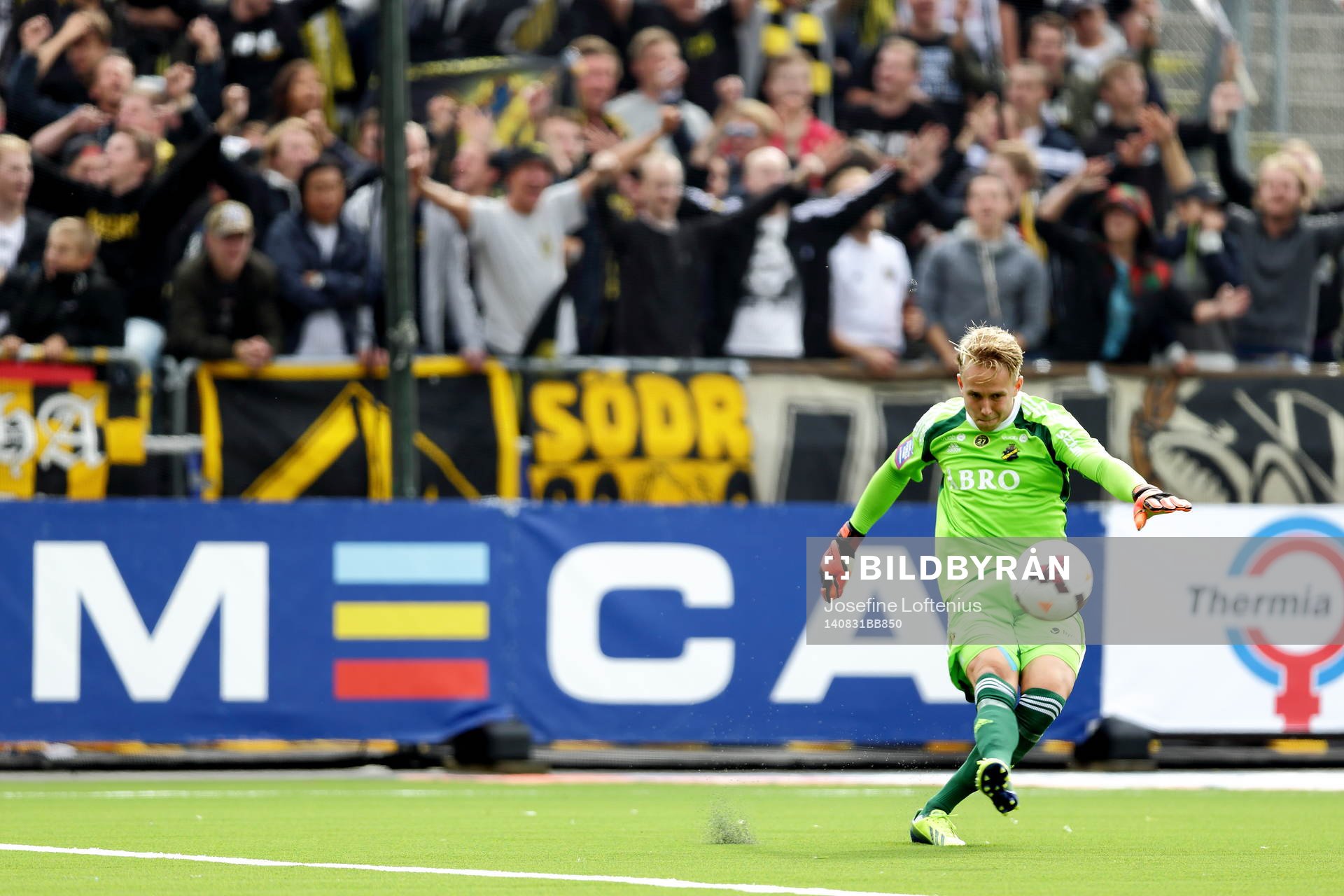 AIK:s målvakt Patrik Carlgren under fotbollsmatchen i Allsvenskan mellan Norrköping och AIK den 31 augusti 2014 i Norrköping.
